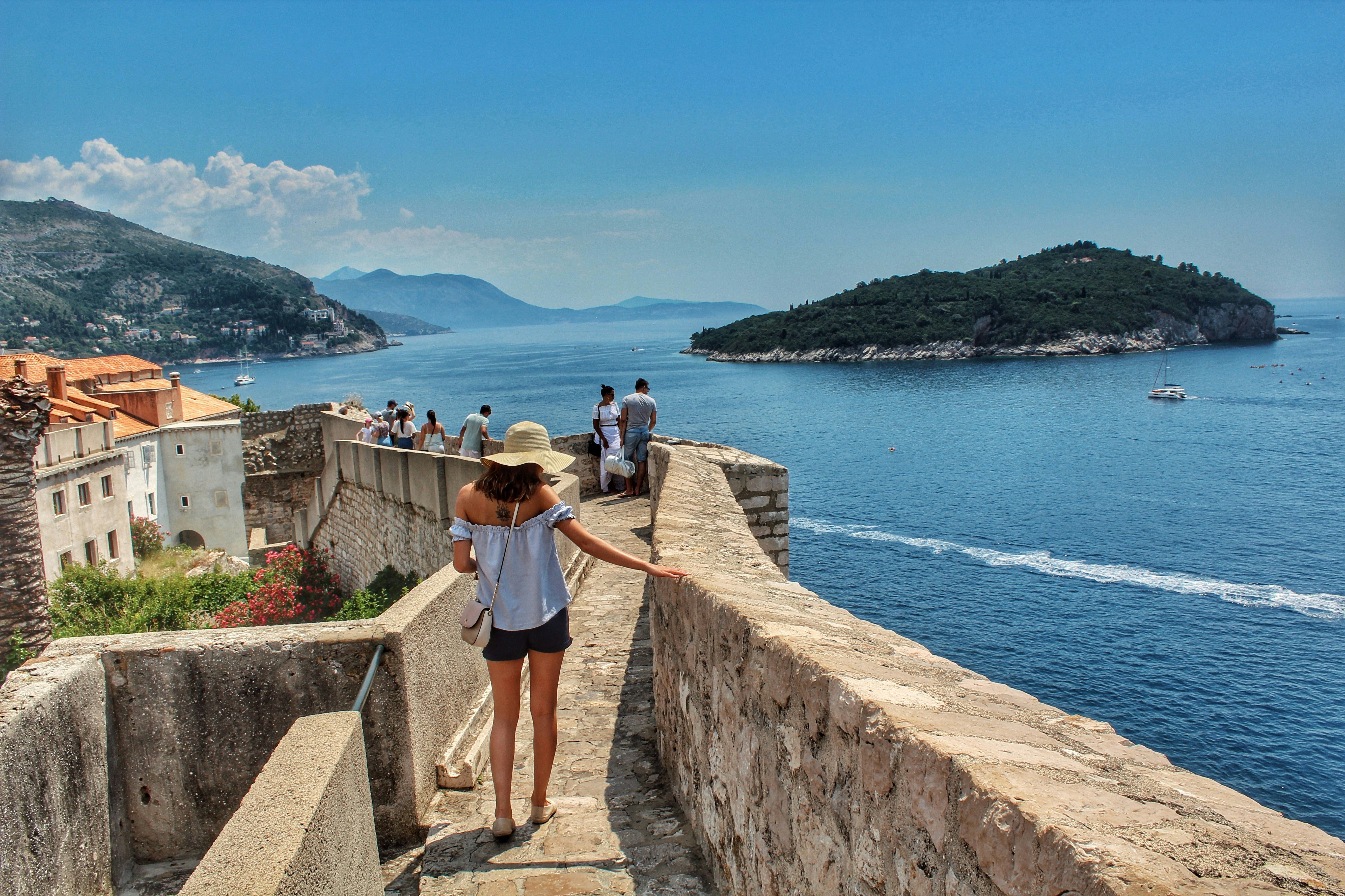 Persone camminano lungo le mura di Dubrovnik