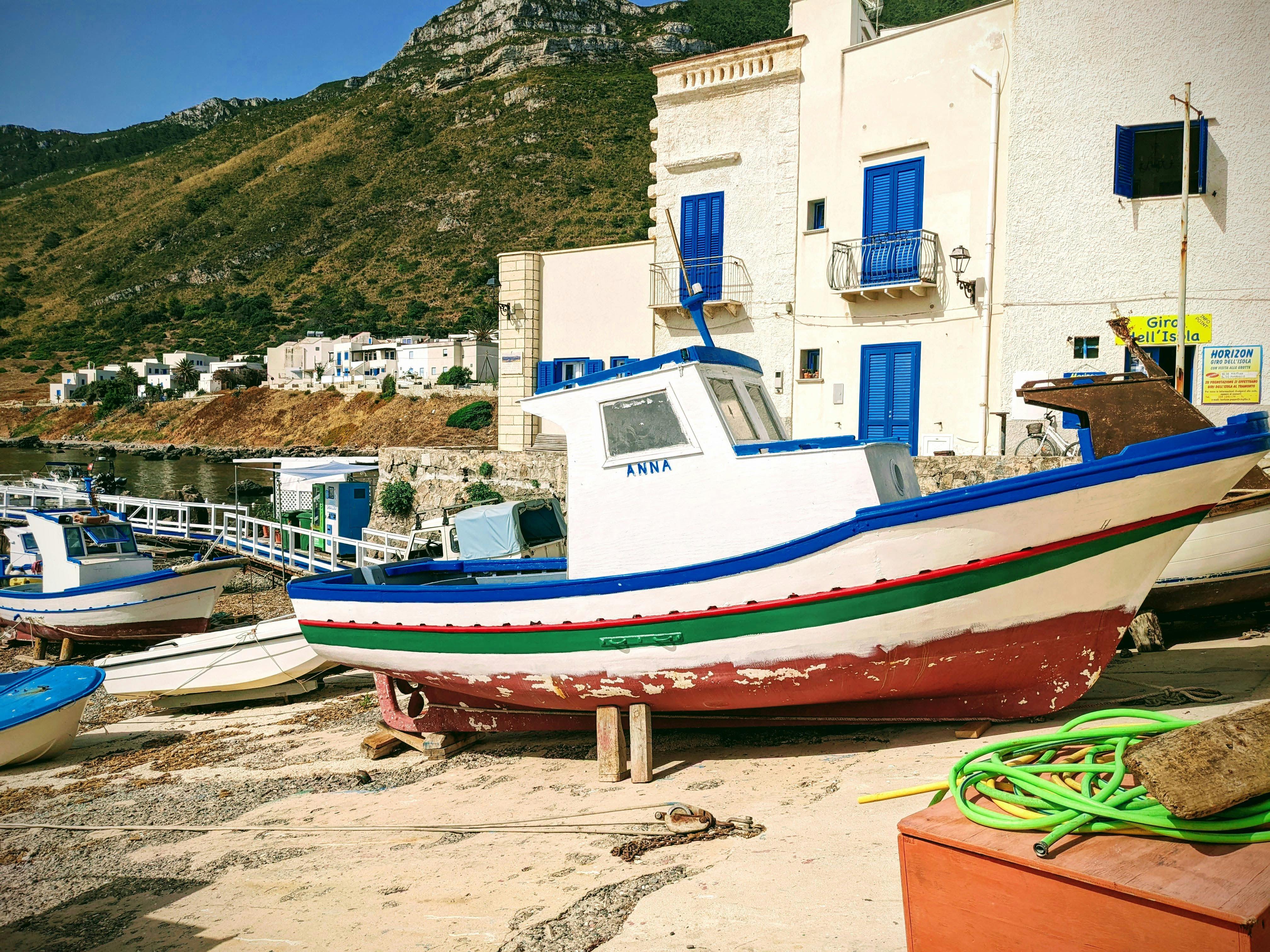 Barchette di pescatori ormeggiate a Marettimo.