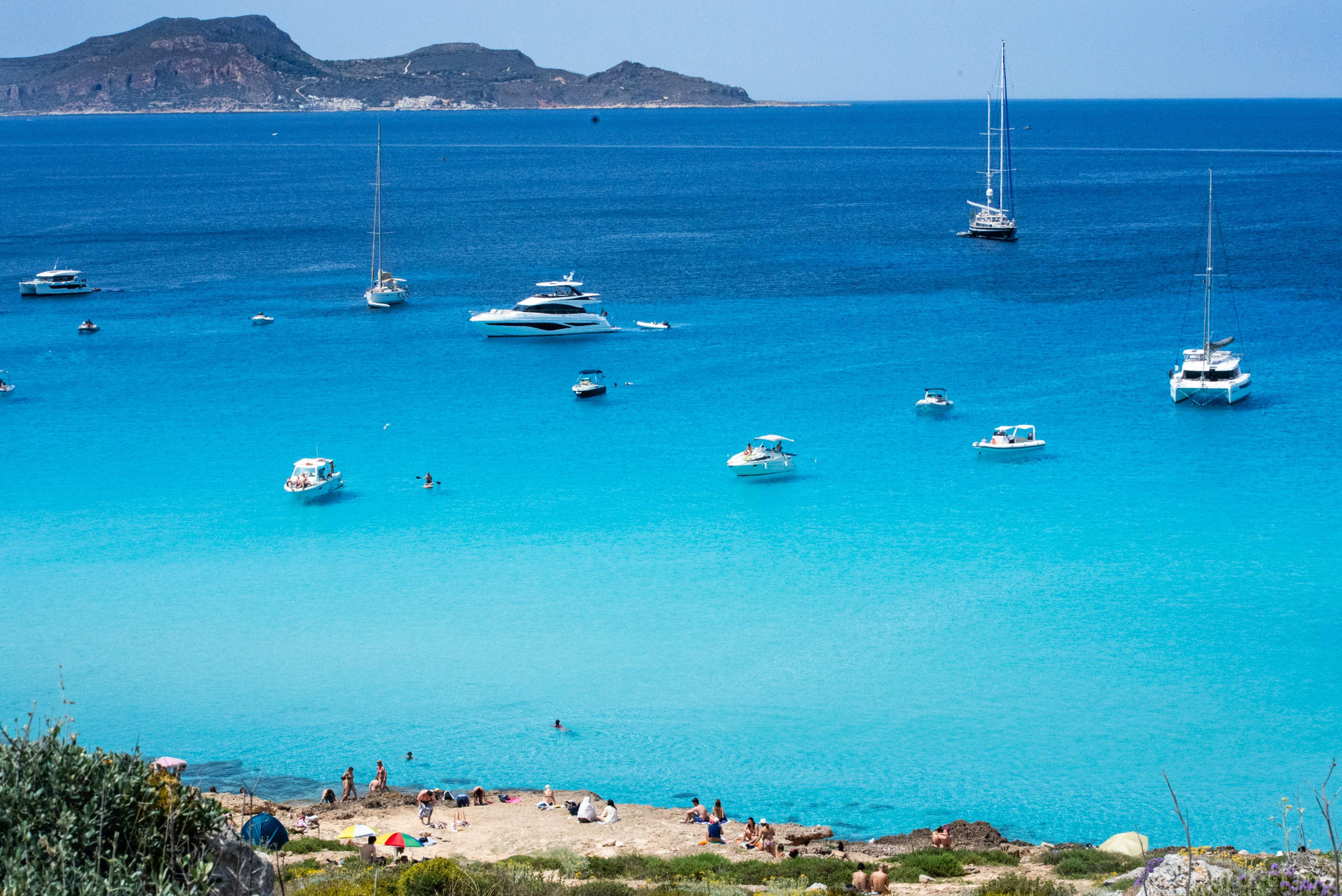 Mare turchese e barche a vela, Favignana.