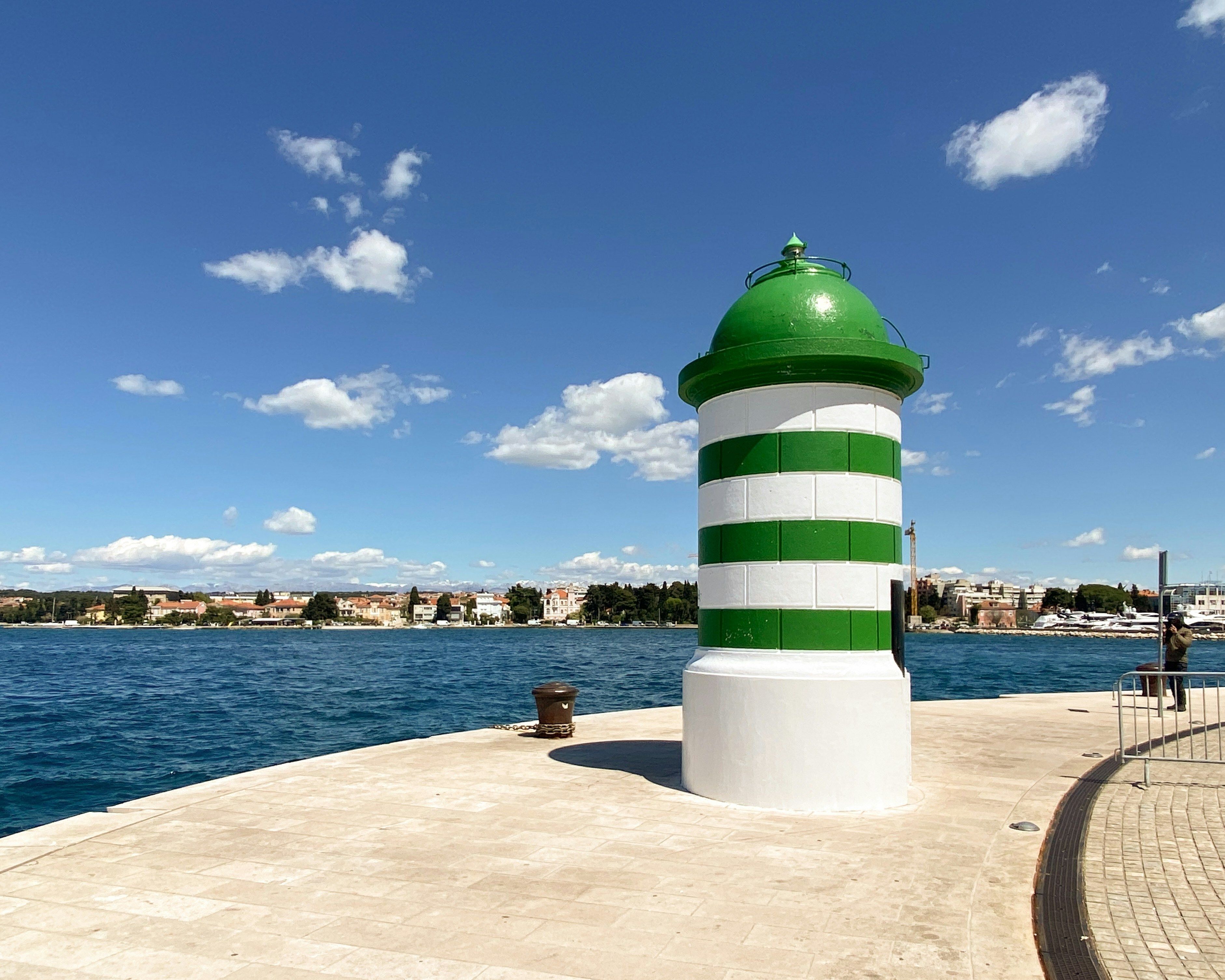 phare sur marina pavee