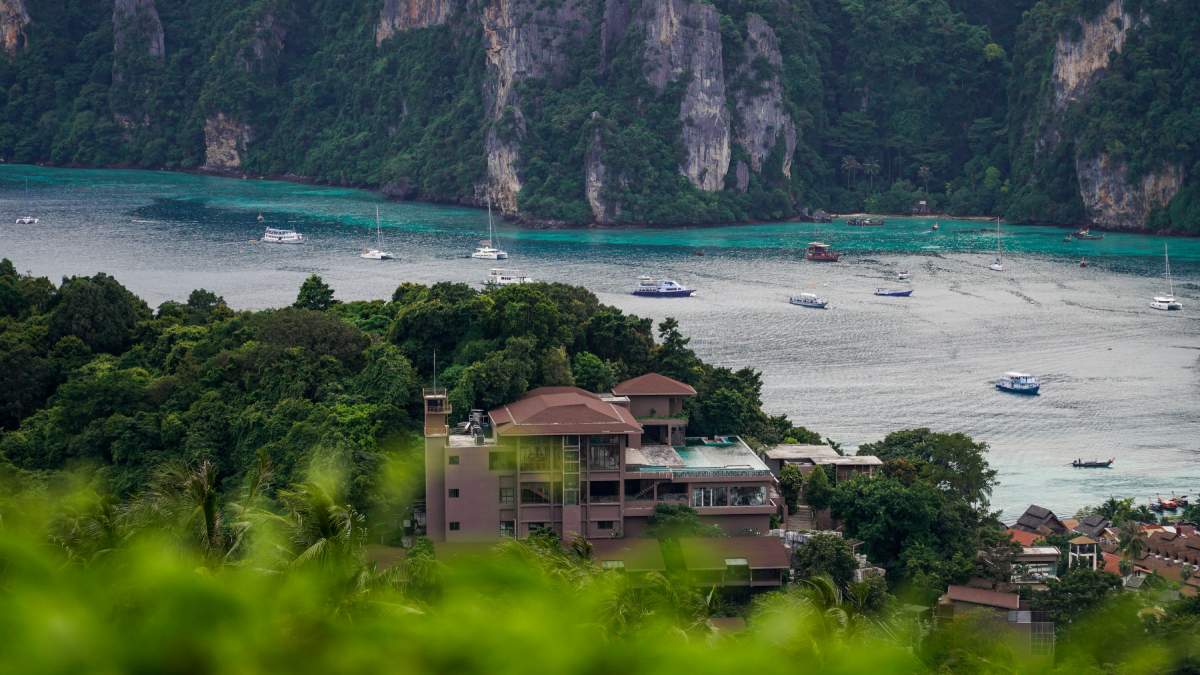 Vista panorámica desde el Viewpoint de Koh Phi Phi Don con barcos en la bahía