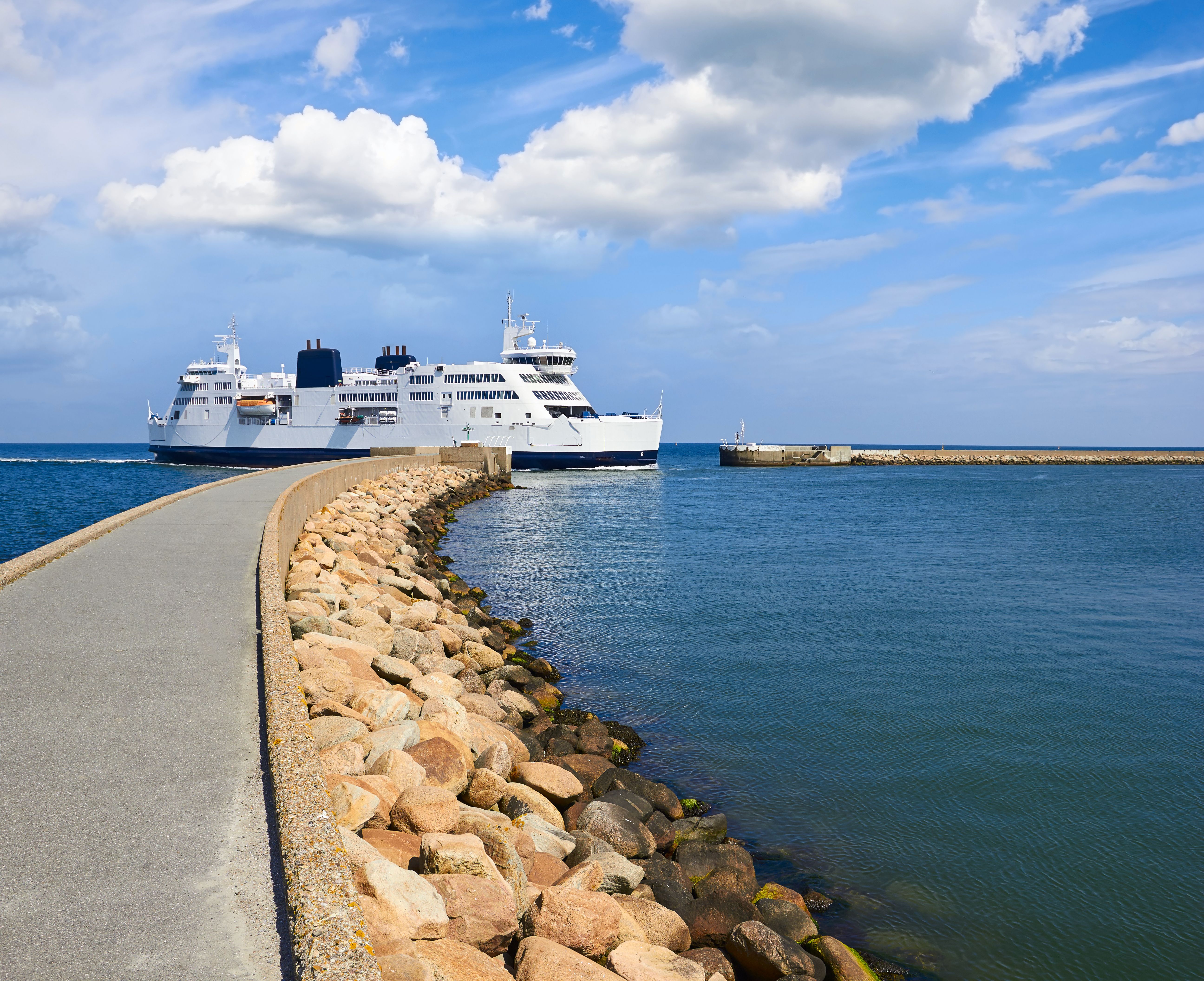 pier die naar een veerboot leidt