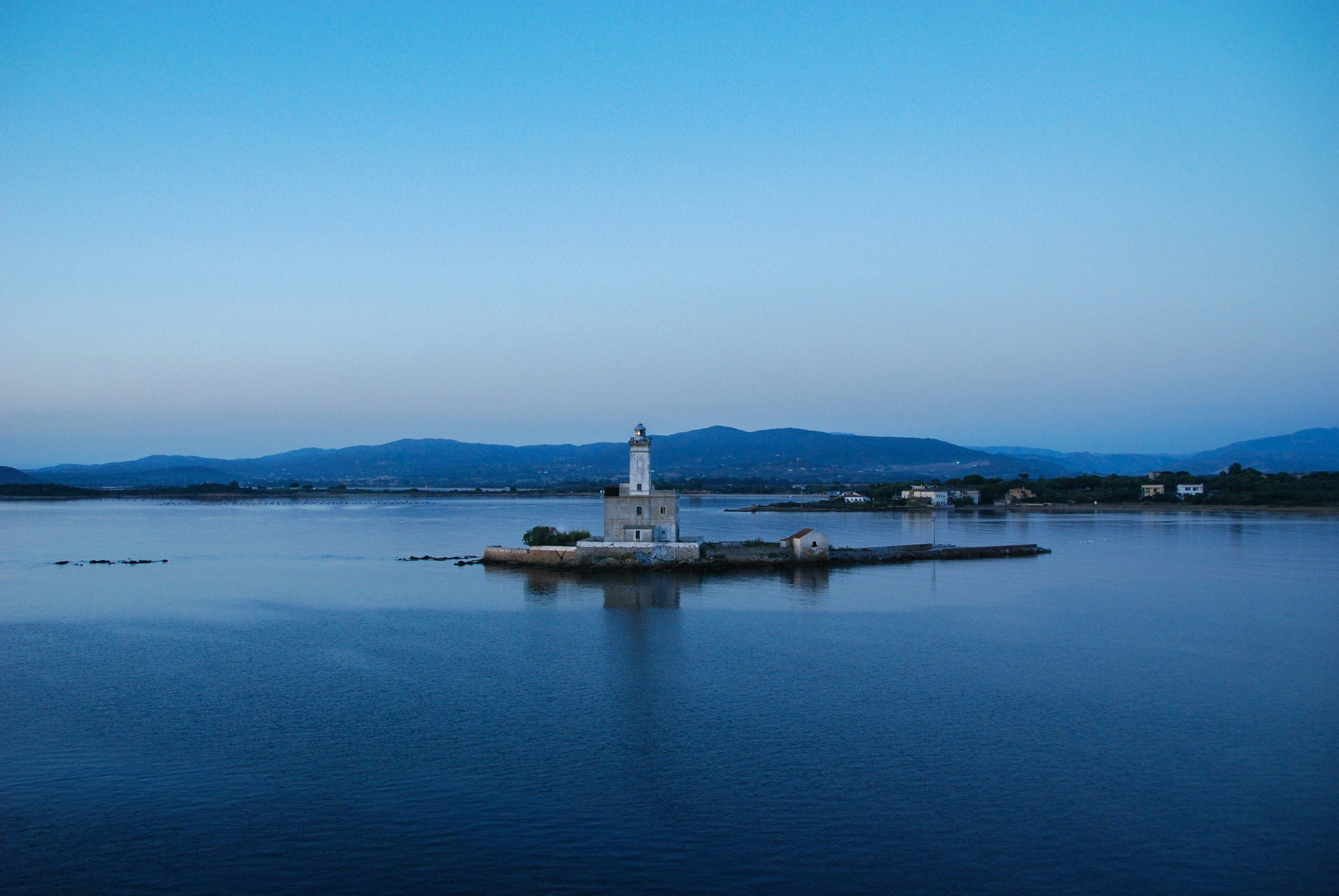 Olbia, lungomare con faro al crepuscolo.