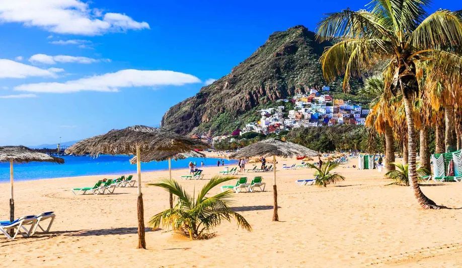 Playa de Las Teresitas en Tenerife con arena dorada y palmeras
