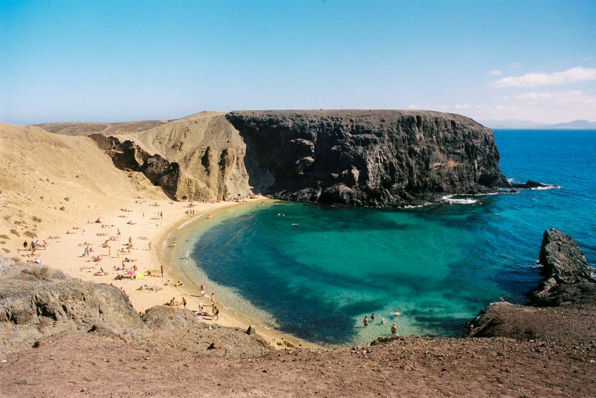 Playa Papagayo en Lanzarote, una de las calas más bonitas de Canarias.