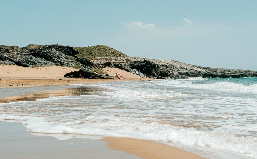 Playa tranquila de arena dorada en la Región de Murcia cerca de Cartagena
