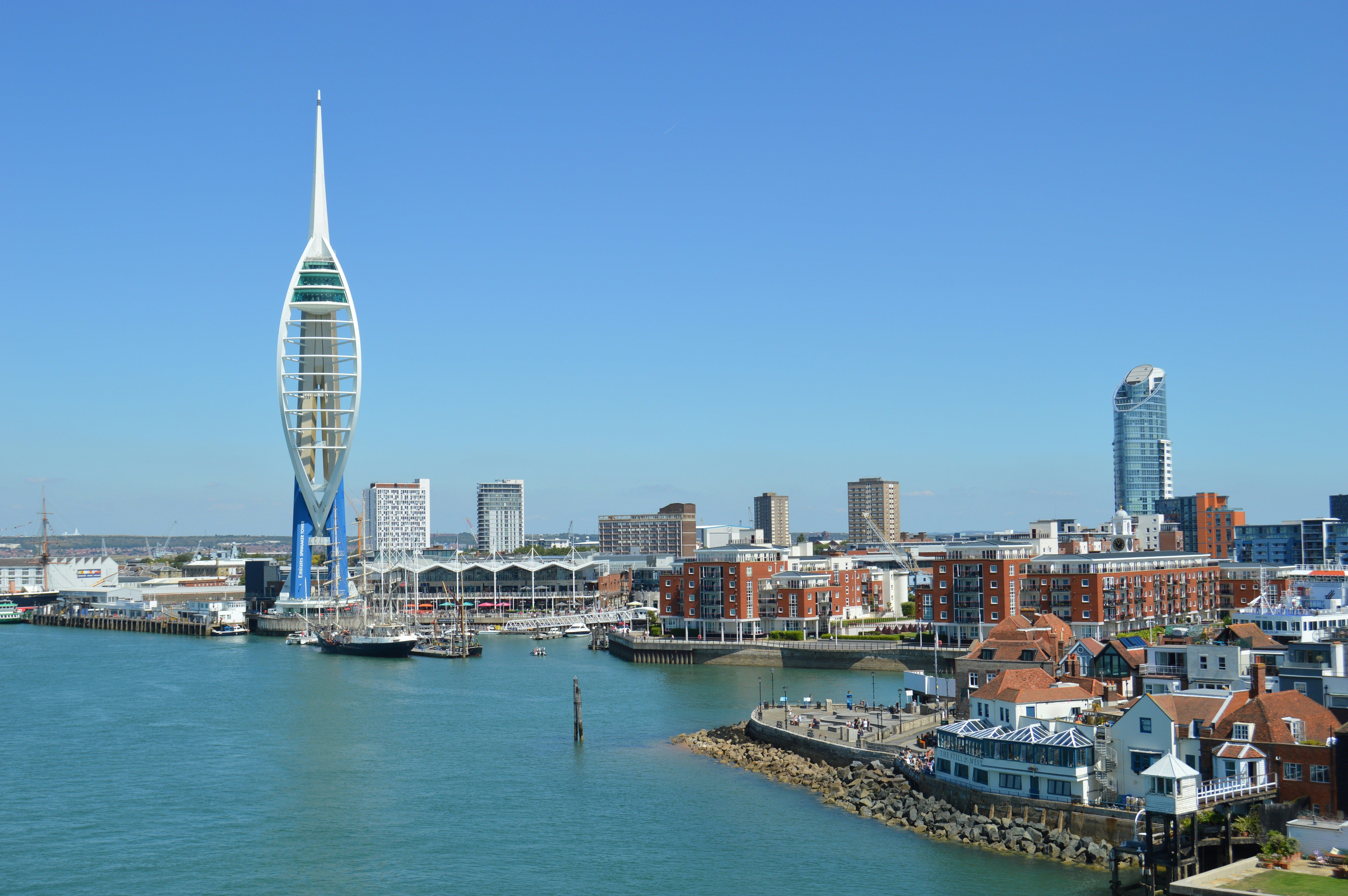Vista del puerto de Portsmouth con la Spinnaker Tower y la ciudad al fondo