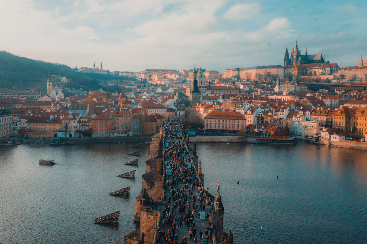 Veduta aerea di Praga e del Ponte Carlo sulla Moldava