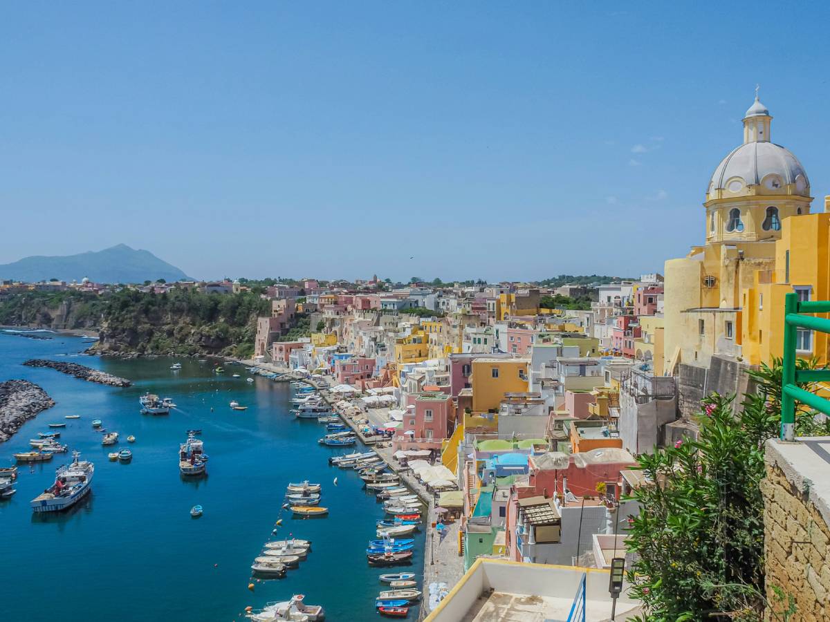 Vista panorámica del puerto de Procida con casas de colores y barcos en el golfo de Nápoles