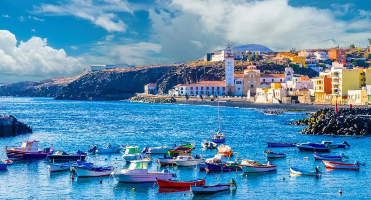 Vista del pueblo de Candelaria en Tenerife con su basílica junto al mar
