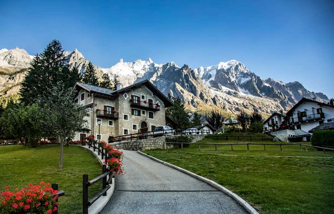 Pueblo tradicional italiano en invierno rodeado de montañas nevadas