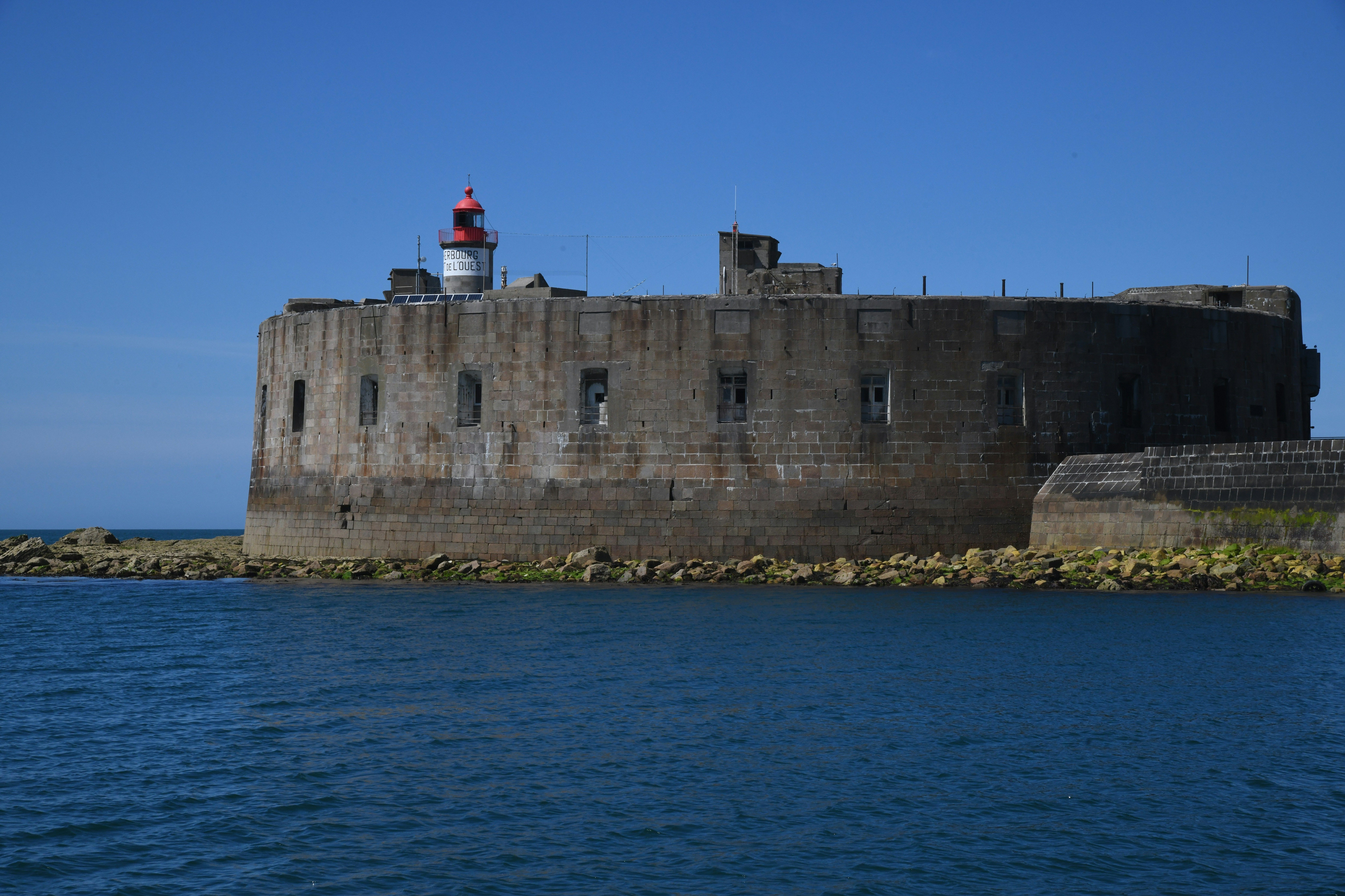 fortifications sur bord de mer avec phare