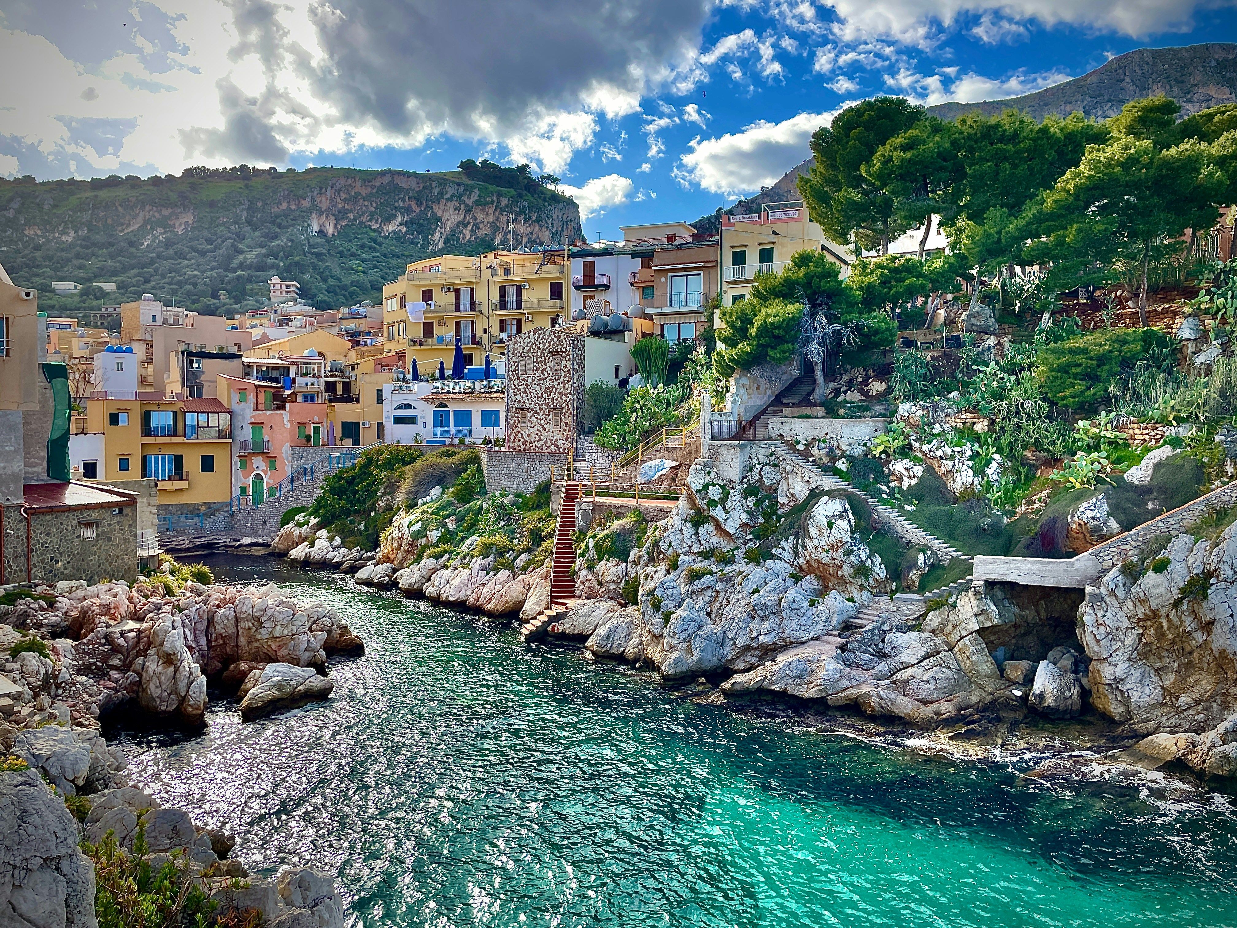 Paesino a strapiombo sul mare, Sicilia.