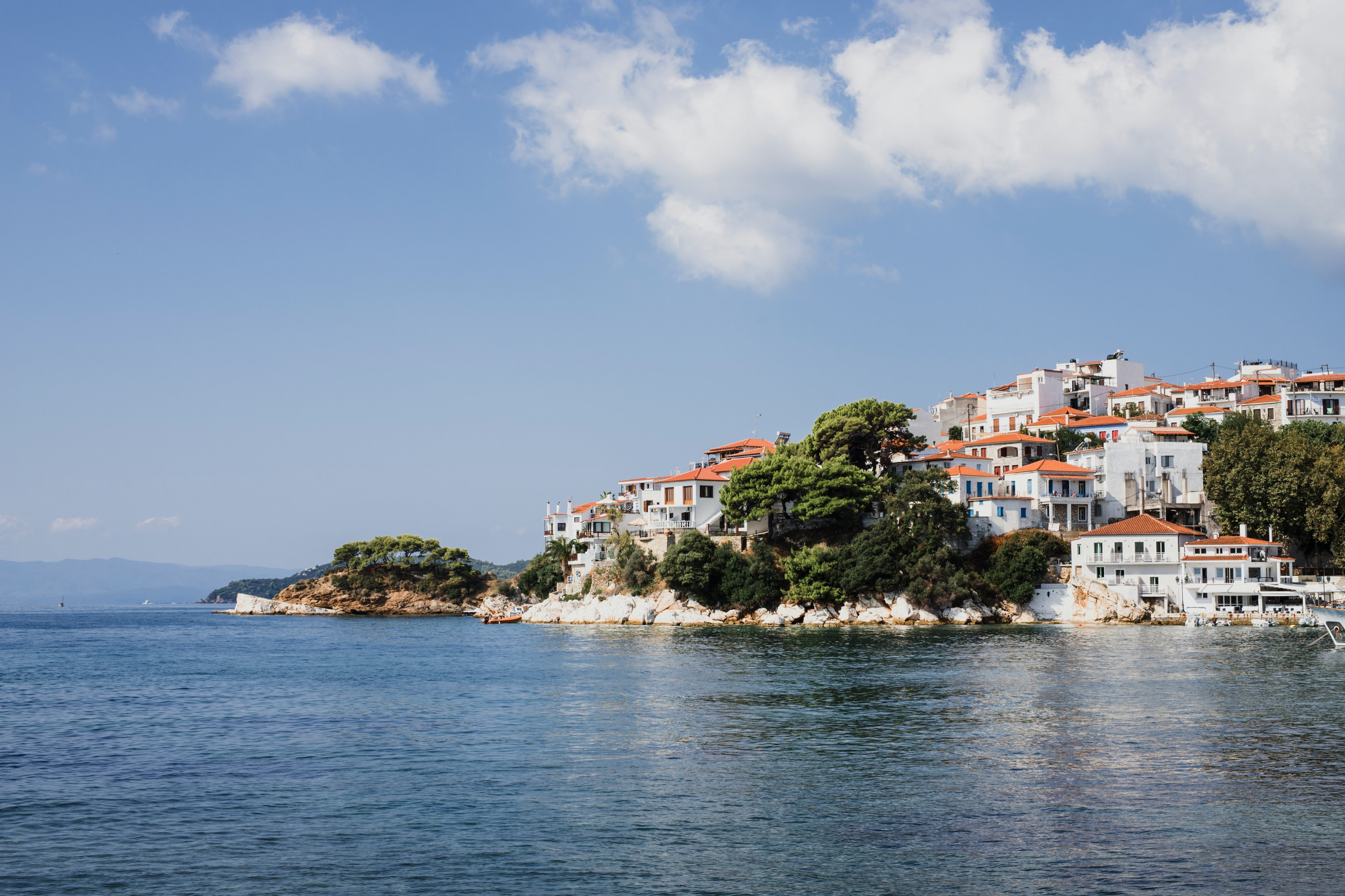 vue sur skiathos depuis la mer avec batiments et arbres
