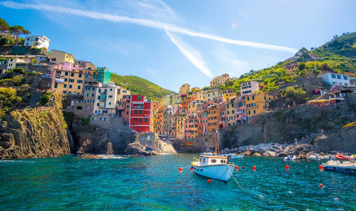 Casas de colores en los acantilados de Riomaggiore, una de las localidades más pintorescas de Cinque Terre.