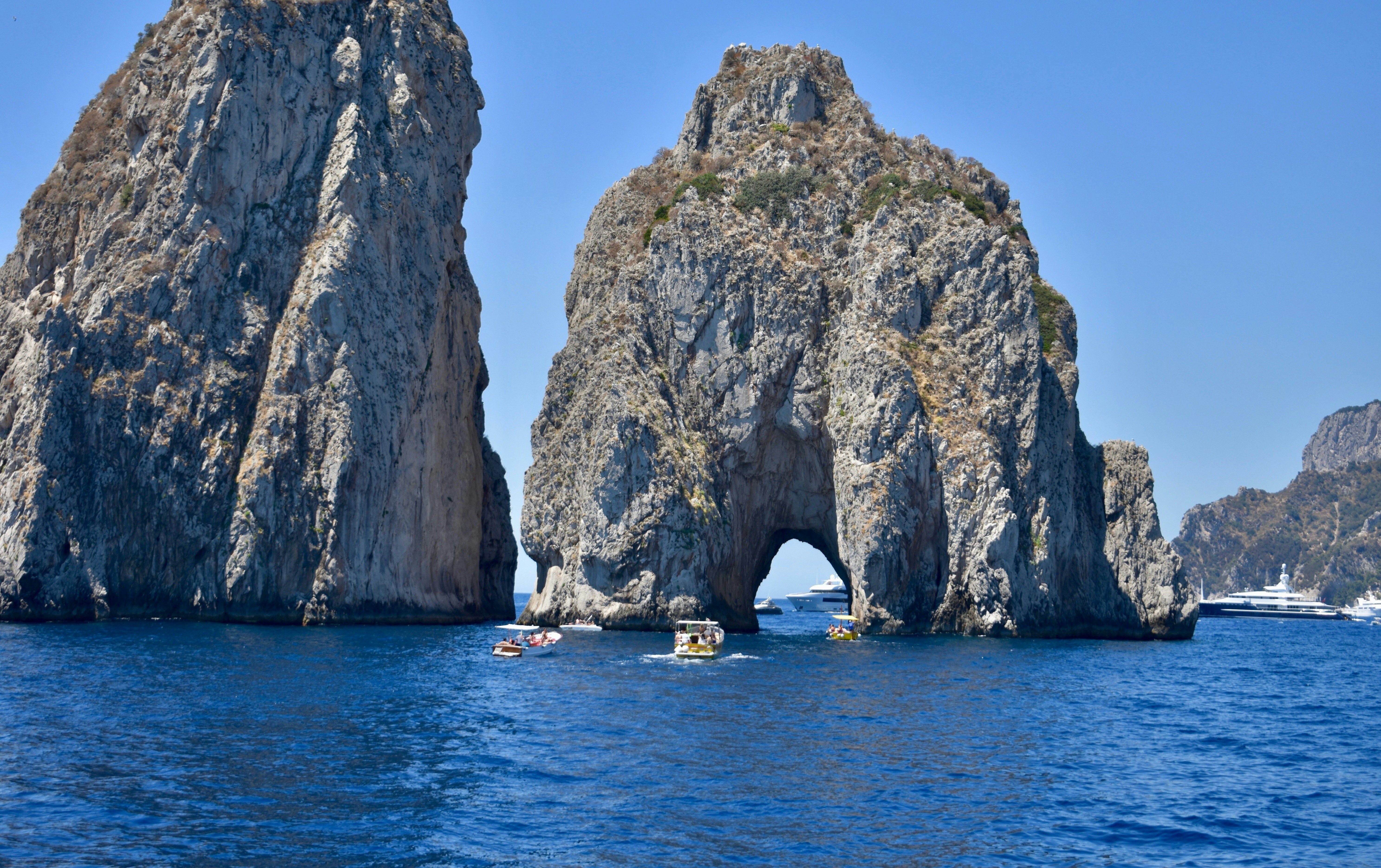mer avec bateau rocher et arche