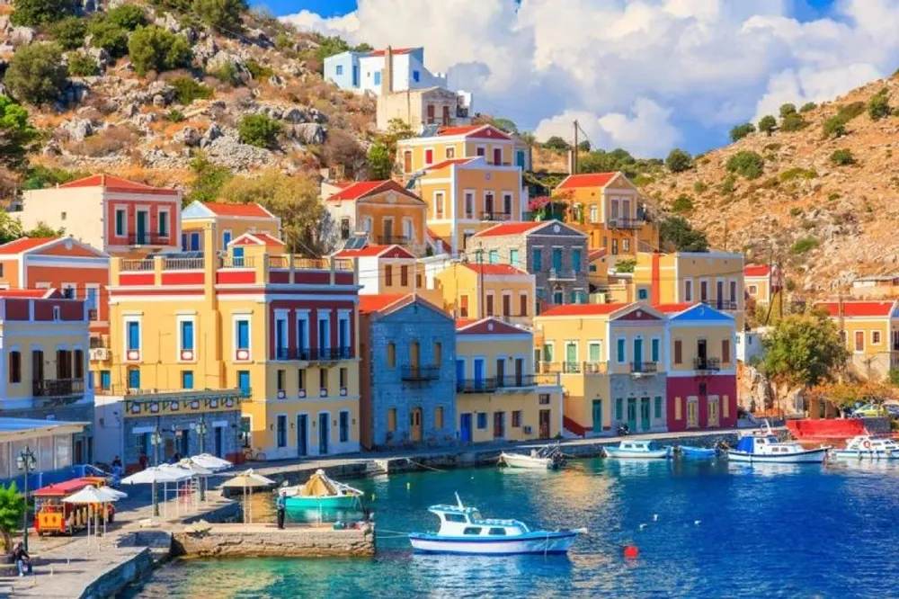 Fachadas coloridas de edificios neoclásicos junto al puerto de Rodas, Islas del Dodecaneso, Grecia