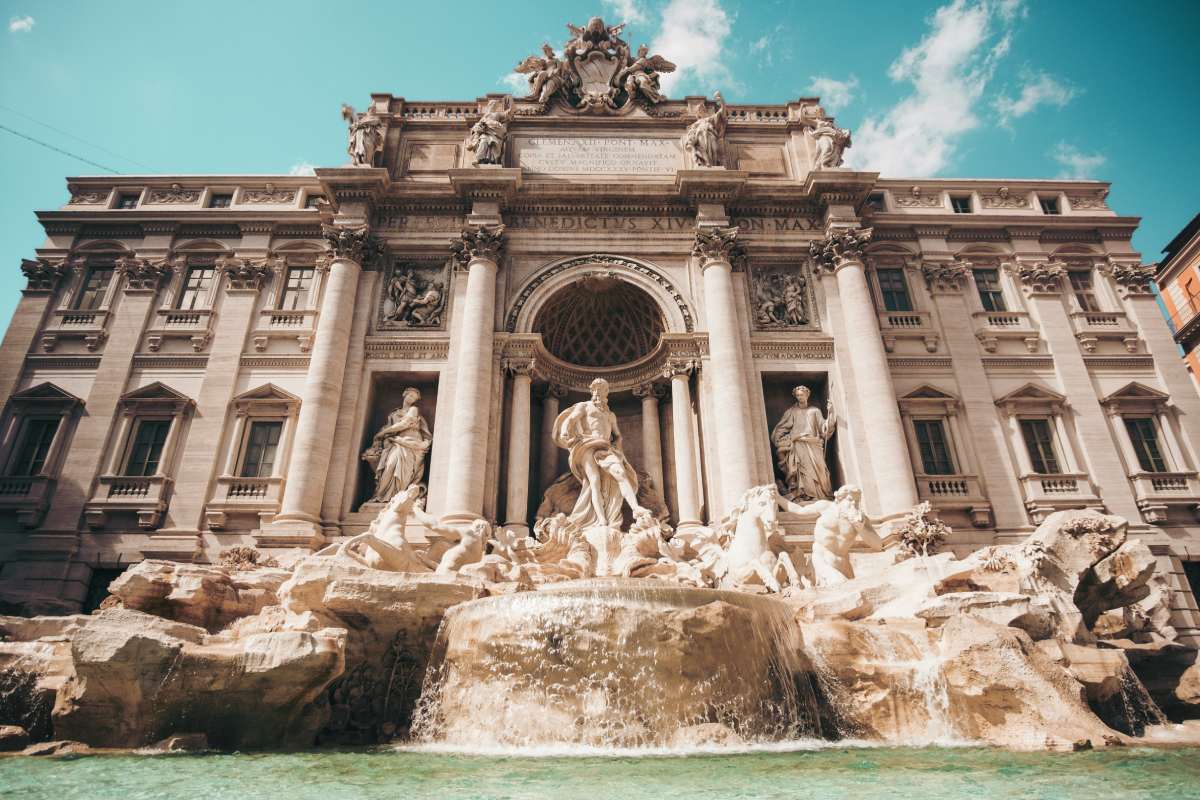 La Fontana di Trevi en Roma, Italia, con esculturas de mármol y agua cristalina