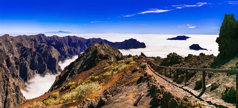 Senderismo en el Roque de los Muchachos con vistas al mar de nubes y la Caldera de Taburiente en La Palma