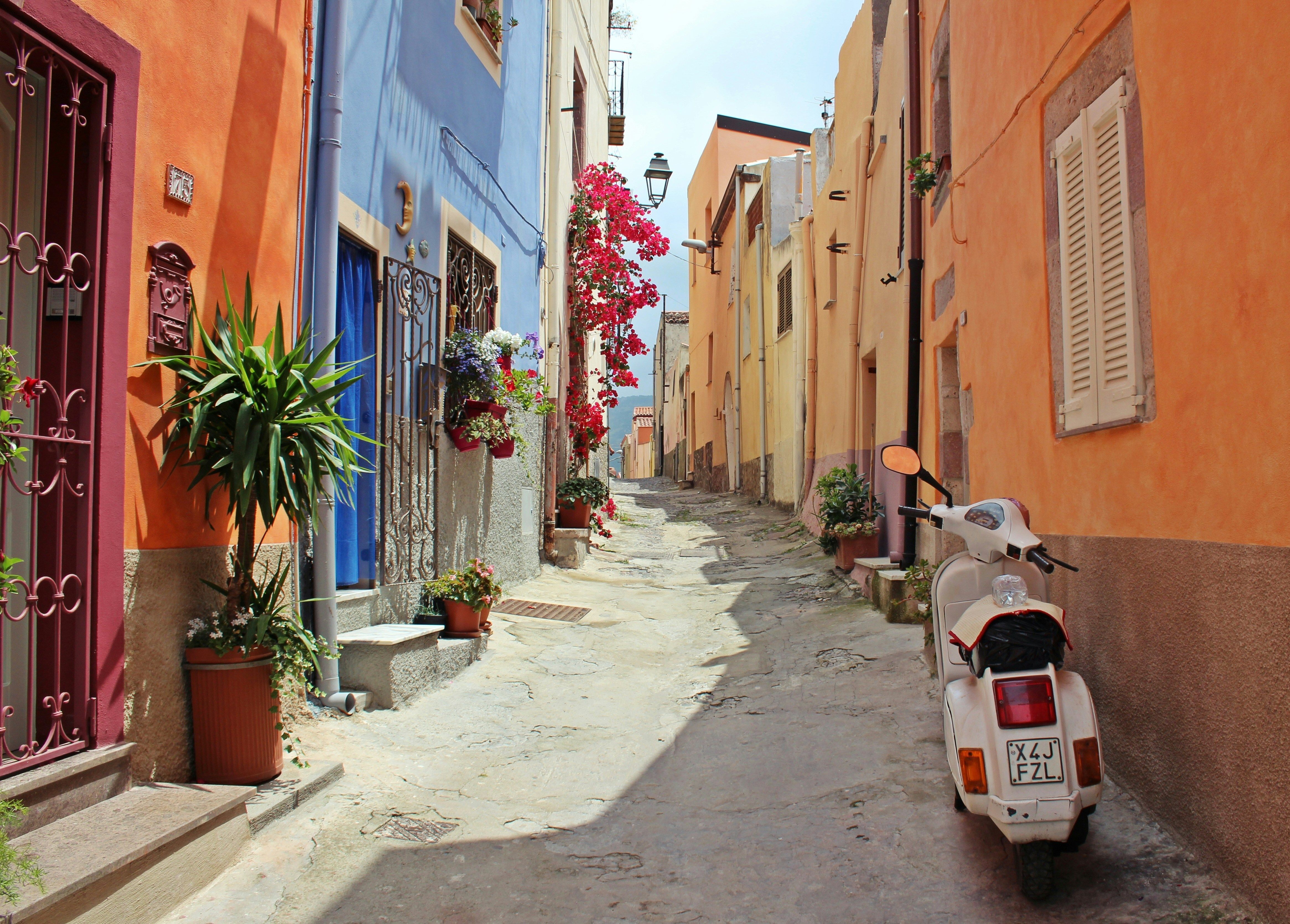ruelle coloree avec scooter et plantes