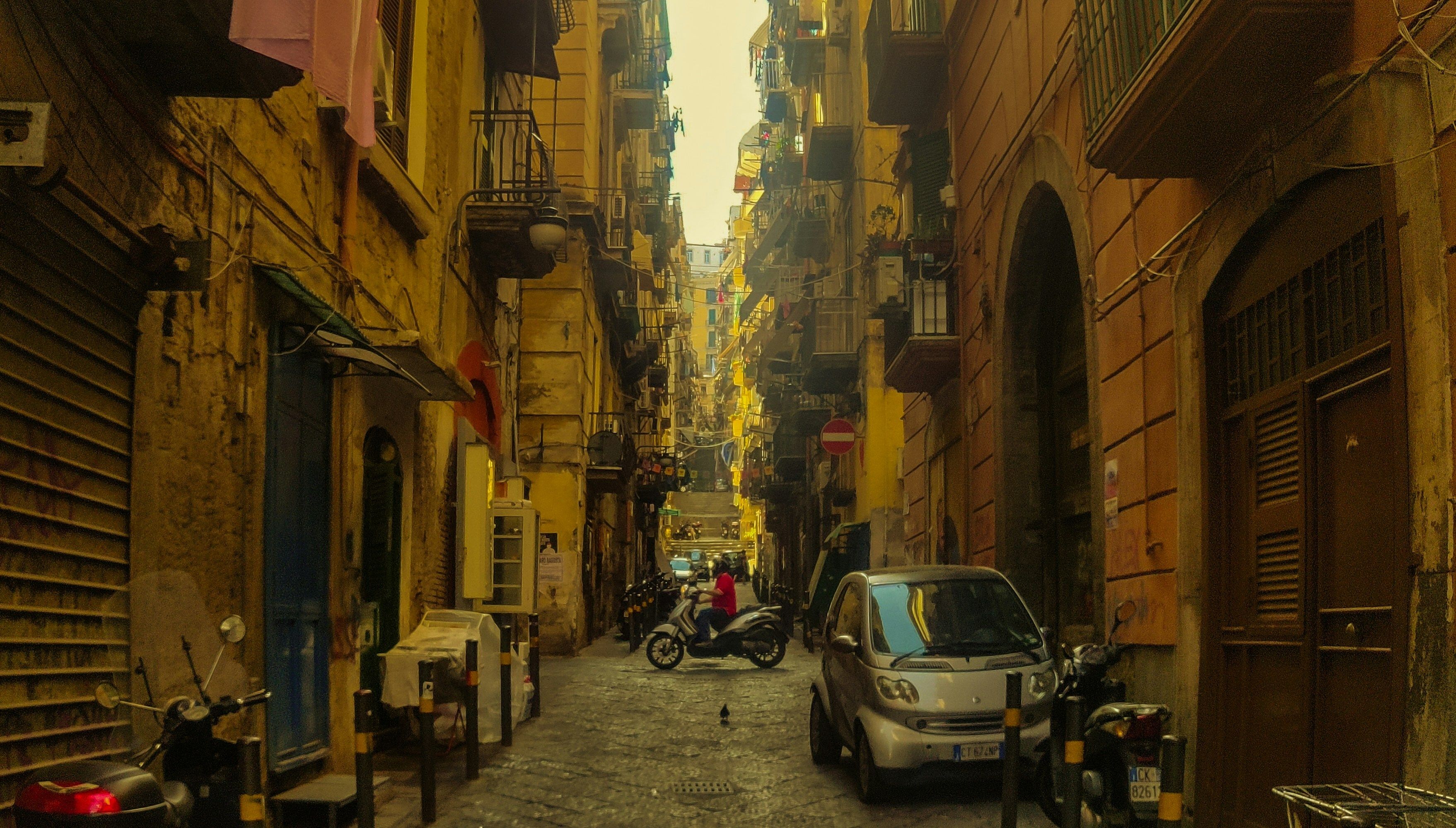 ruelle avec voiture et moto