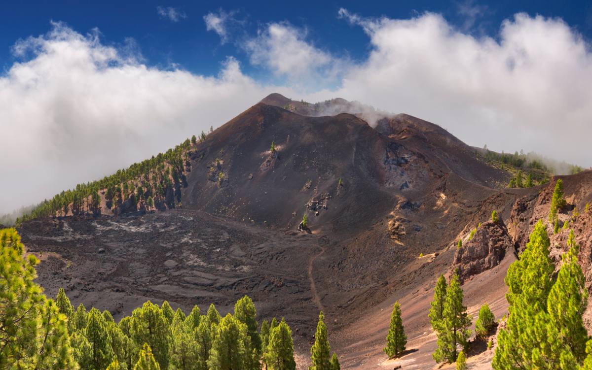 Ruta de los Volcanes en La Palma entre cráteres y bosques de pinos canarios