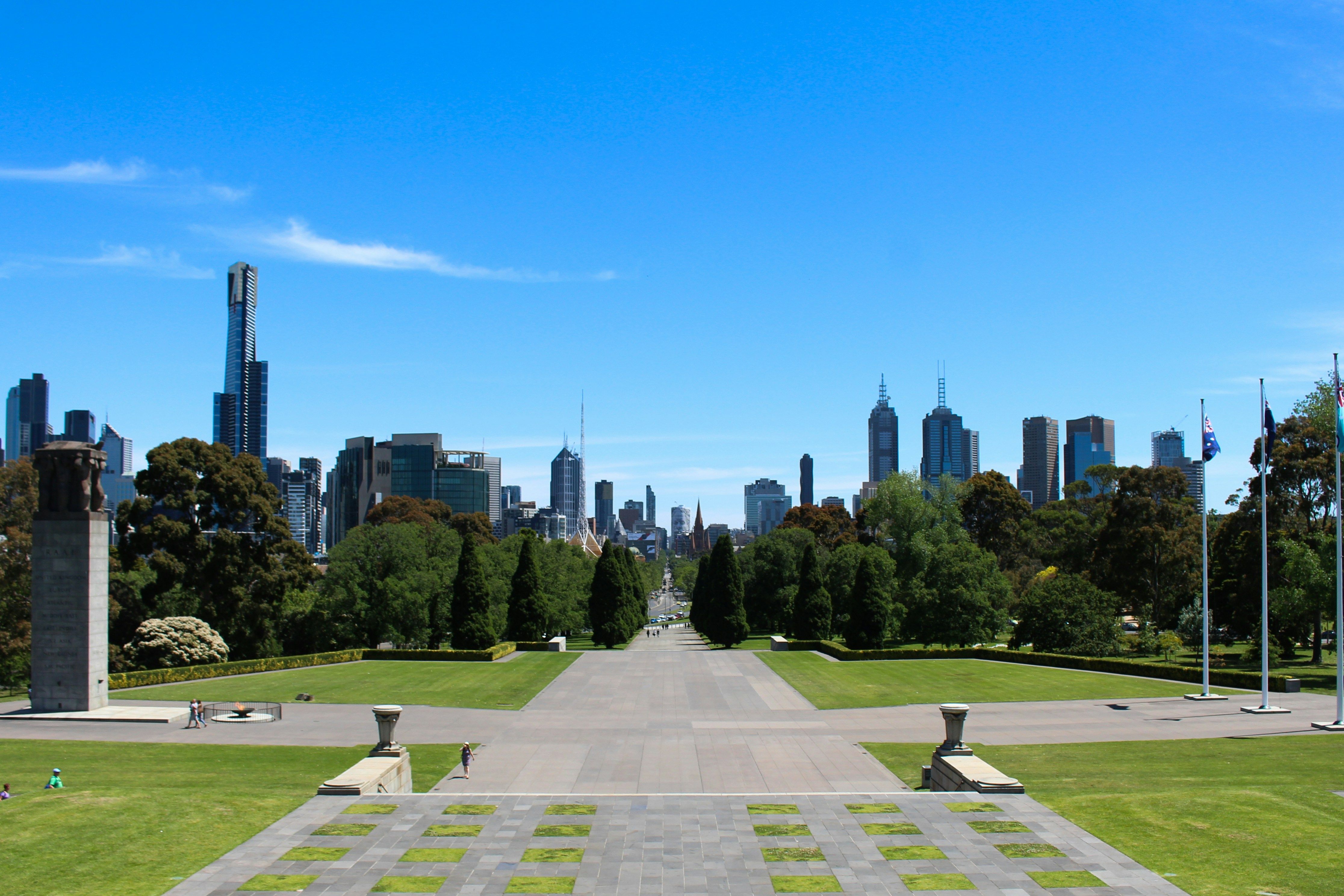 weelderige groene ruimte met de skyline van Melbourne op de achtergrond