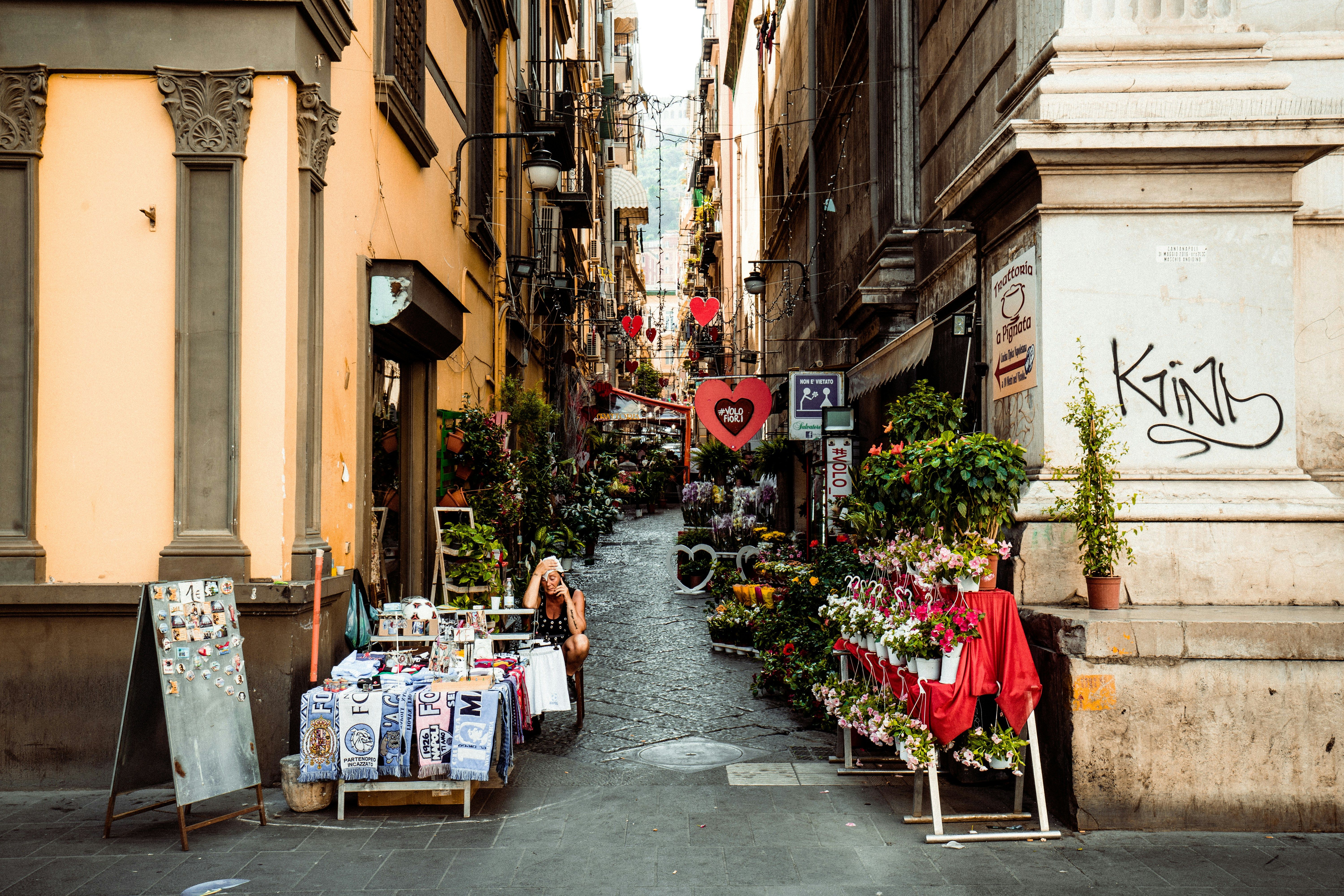 ruelle pavee avec commerces et magasins de souvenirs