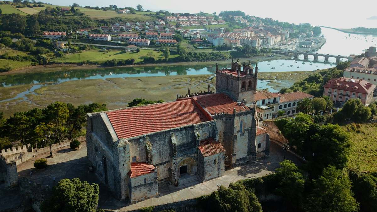 Luftaufnahme der Kirche und der Brücke von San Vicente de la Barquera, Kantabrien.