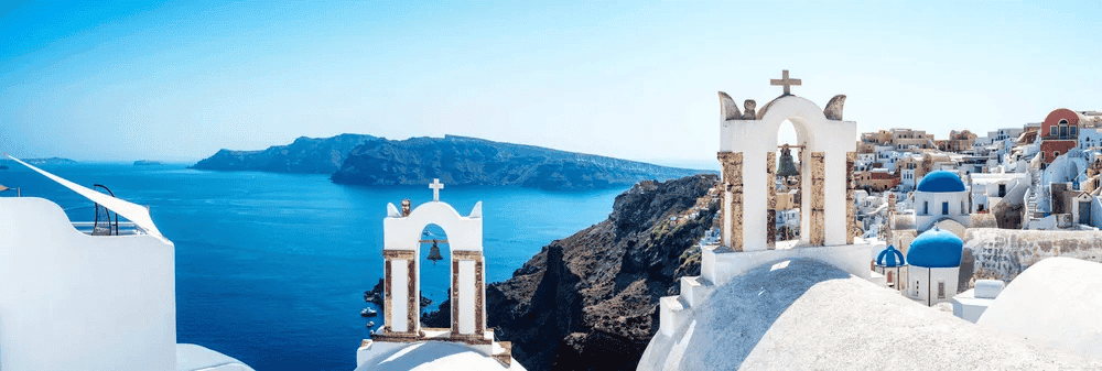 vue depuis toit des eglises a santorin