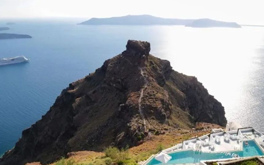 Vista del peñón de Skaros y el mar Egeo desde un hotel con piscina en Santorini, Islas Cícladas, Grecia