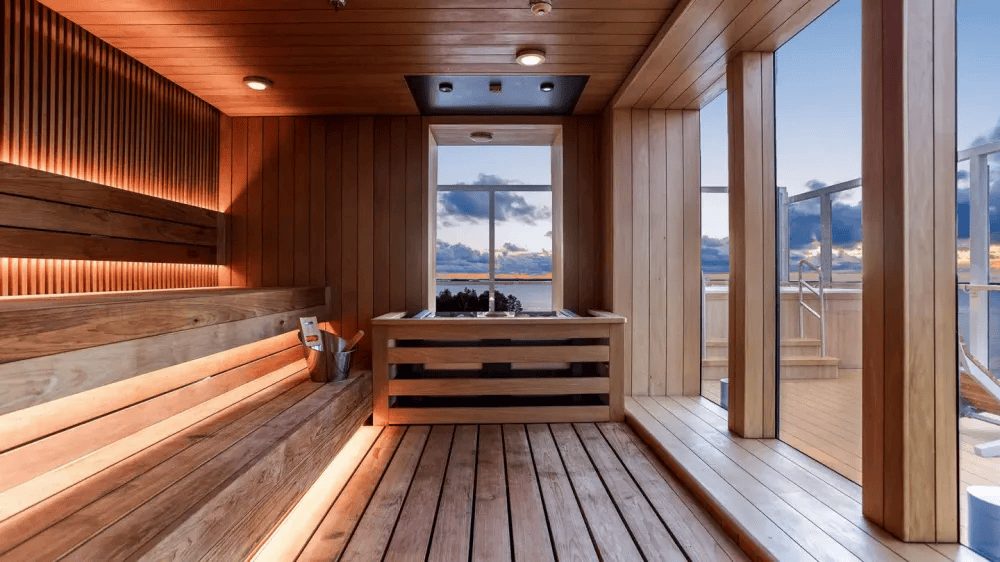 Sauna de madera con vistas al océano en Finnsirius