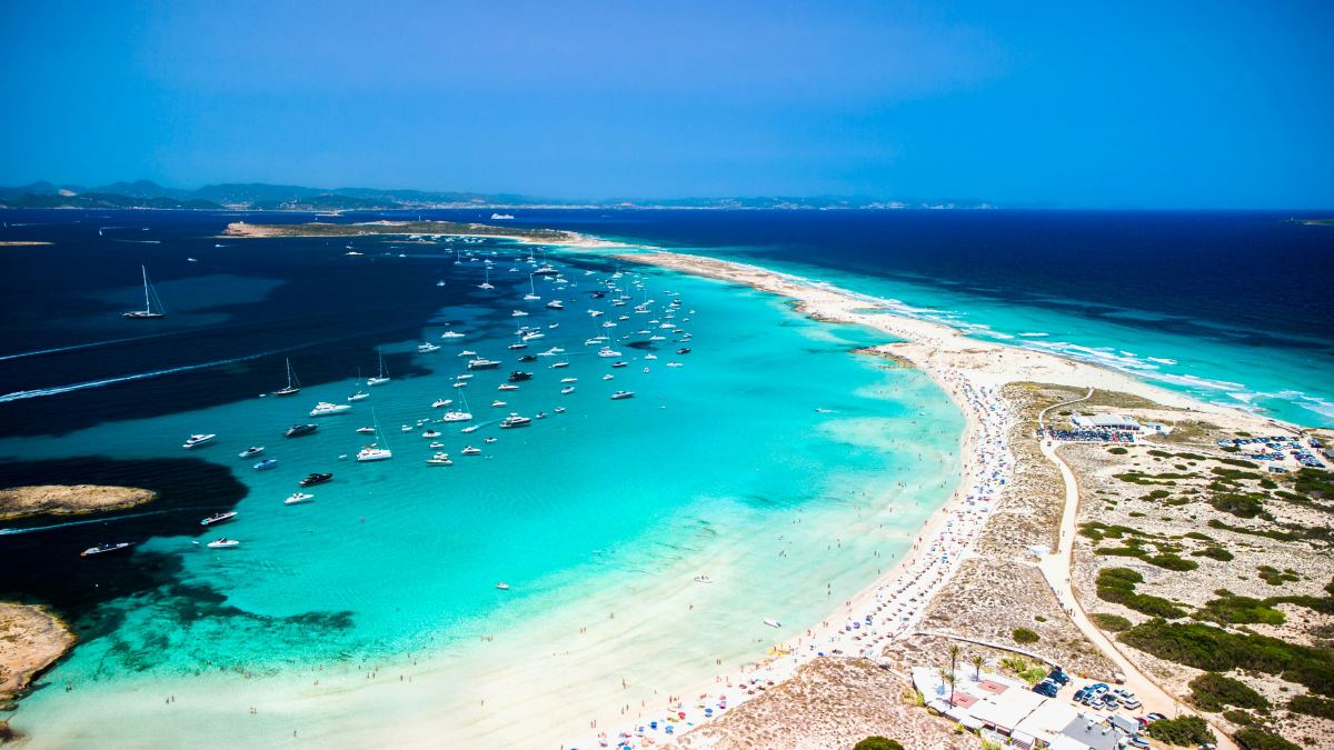 Playa de Ses Illetes en Formentera con arena blanca y mar azul turquesa