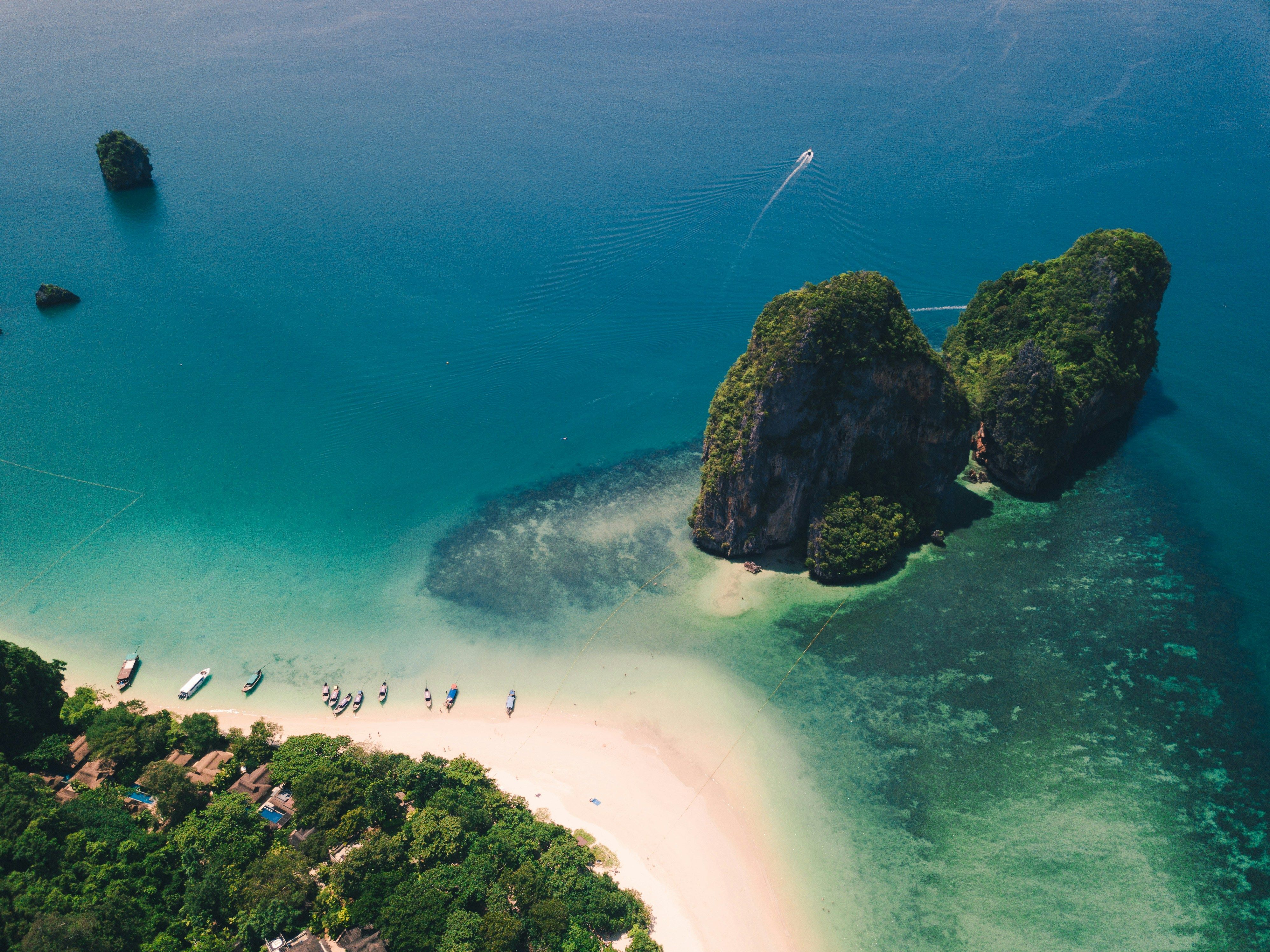 Spiaggia di sabbia bianca in Thailandia circondata dalla vegetazione