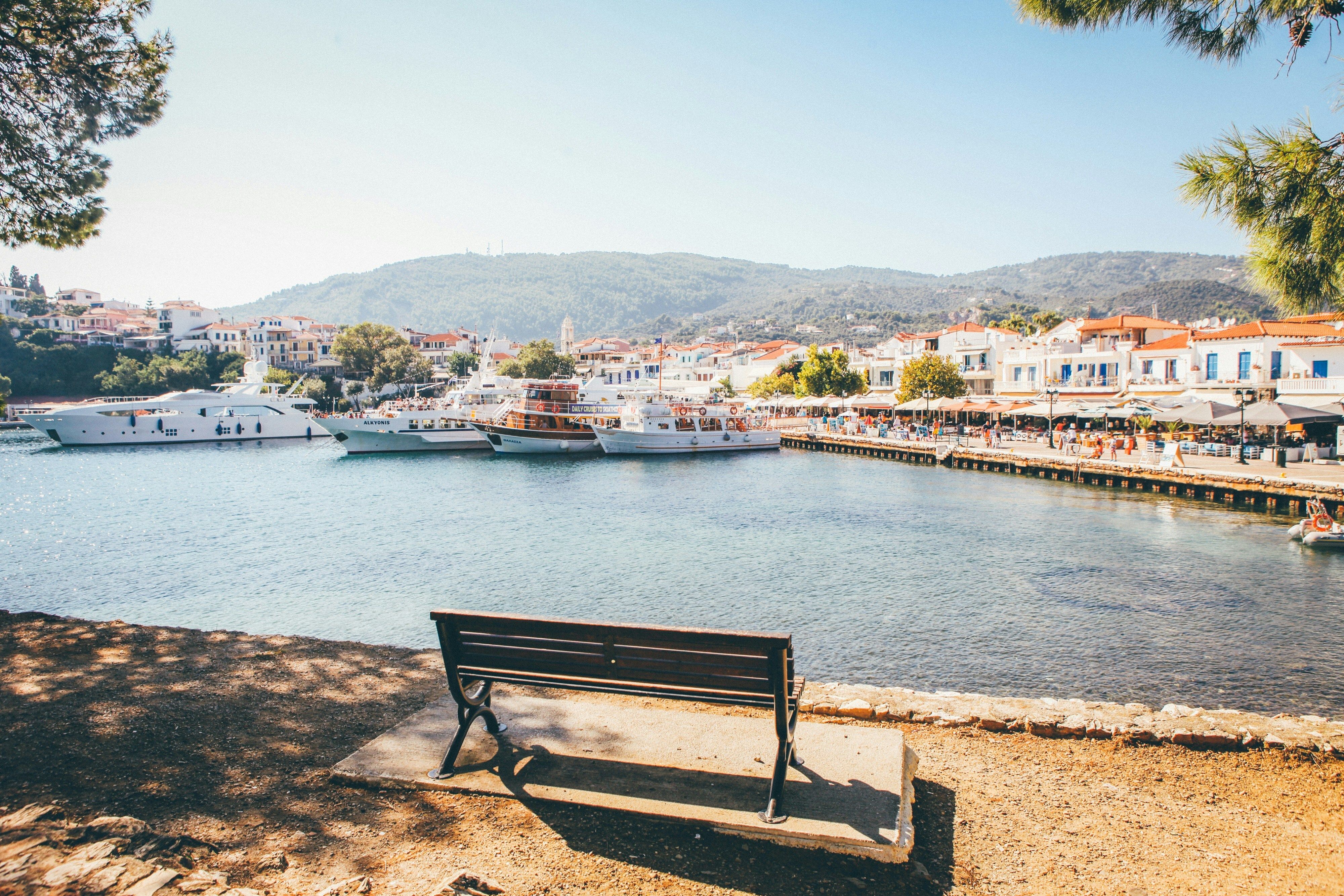 banc devant marina de skiathos avec navires et batiments