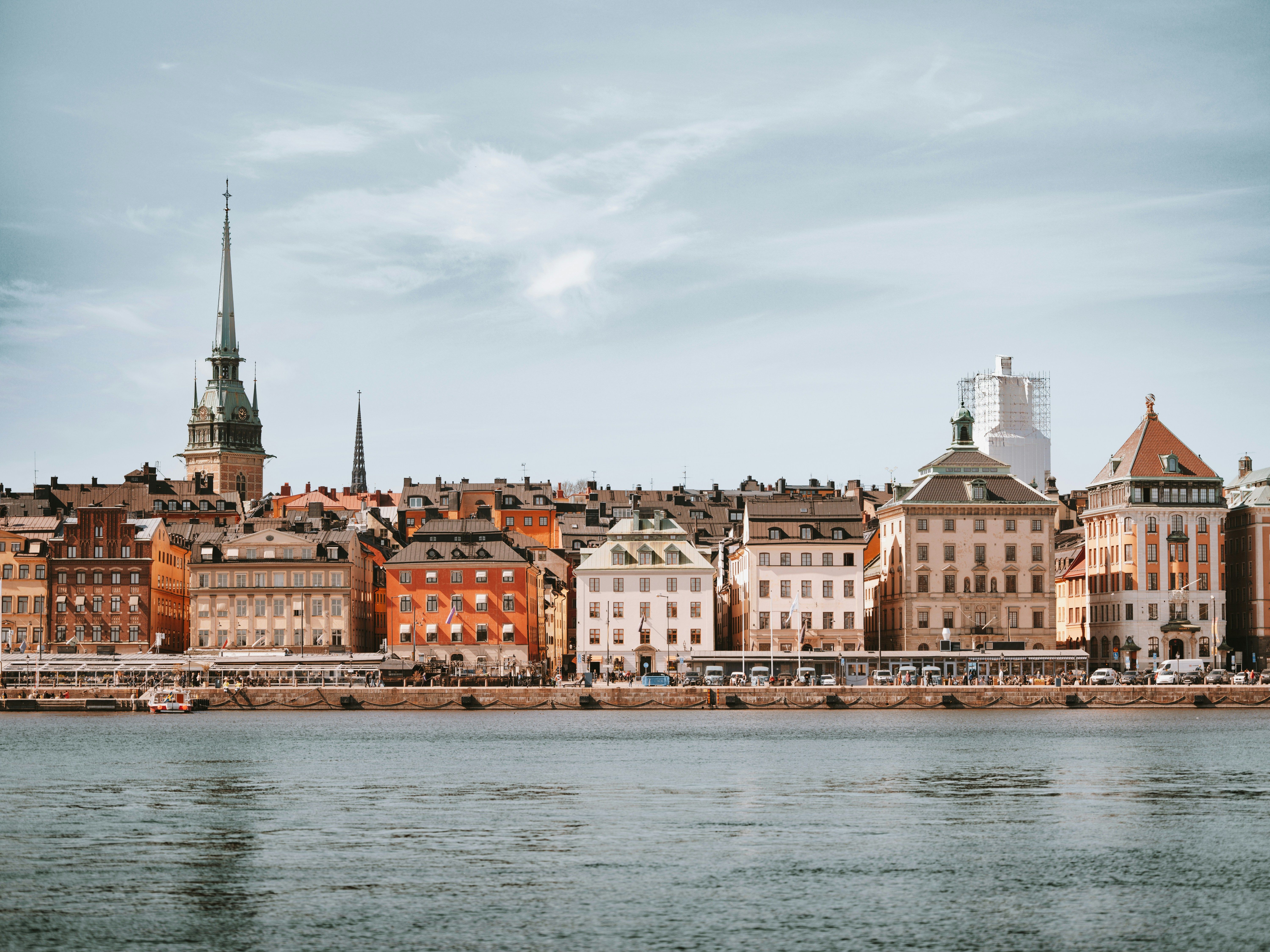 Ein Blick vom Wasser aus auf die Skyline von Stockholm.