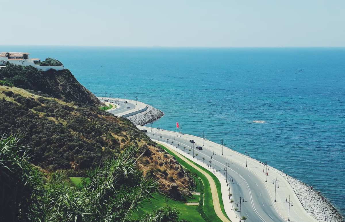 Vista de la carretera costera de Tánger junto al mar, en el norte de Marruecos.