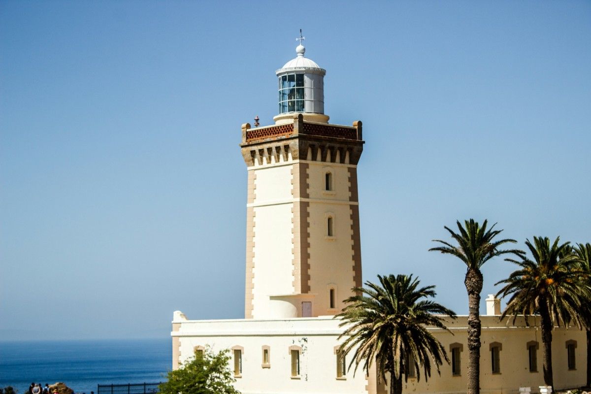 Faro de Cabo Espartel en Tánger, Marruecos, rodeado de palmeras frente al mar