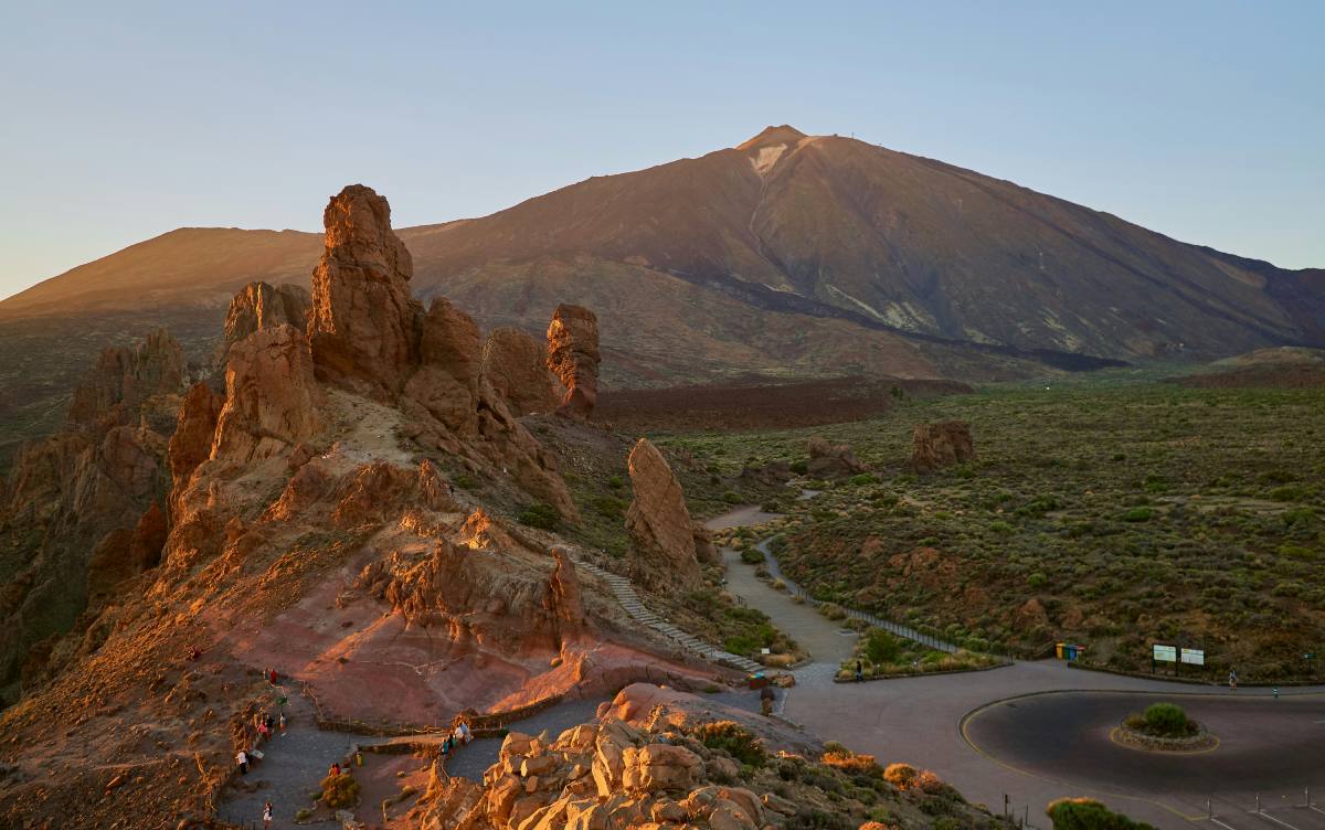 Vista del Parque Nacional del Teide en Tenerife, con el volcán al fondo durante el atardecer de invierno.