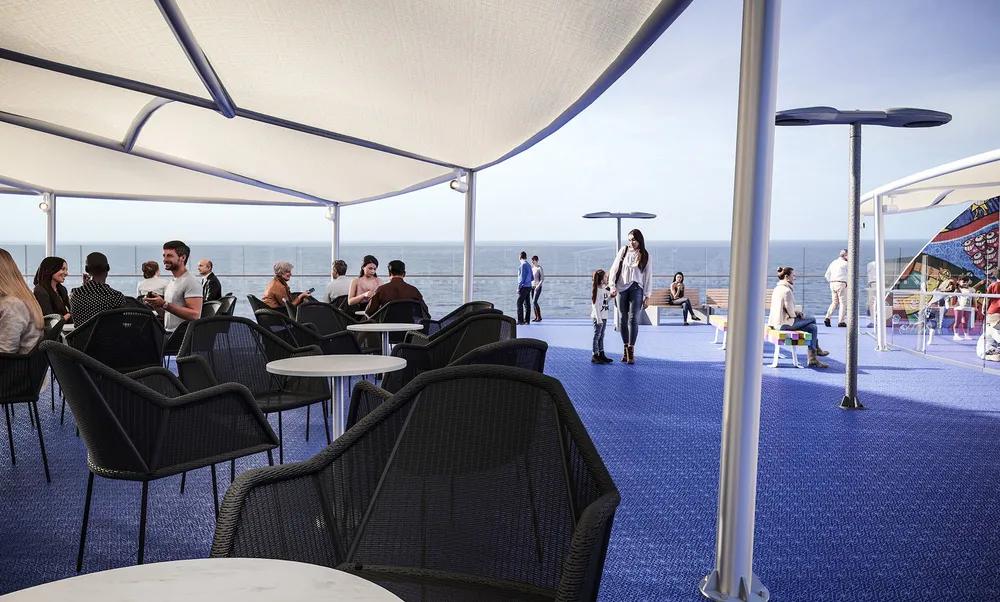 Pasajeros disfrutando de la terraza exterior a bordo de un ferry de Brittany Ferries