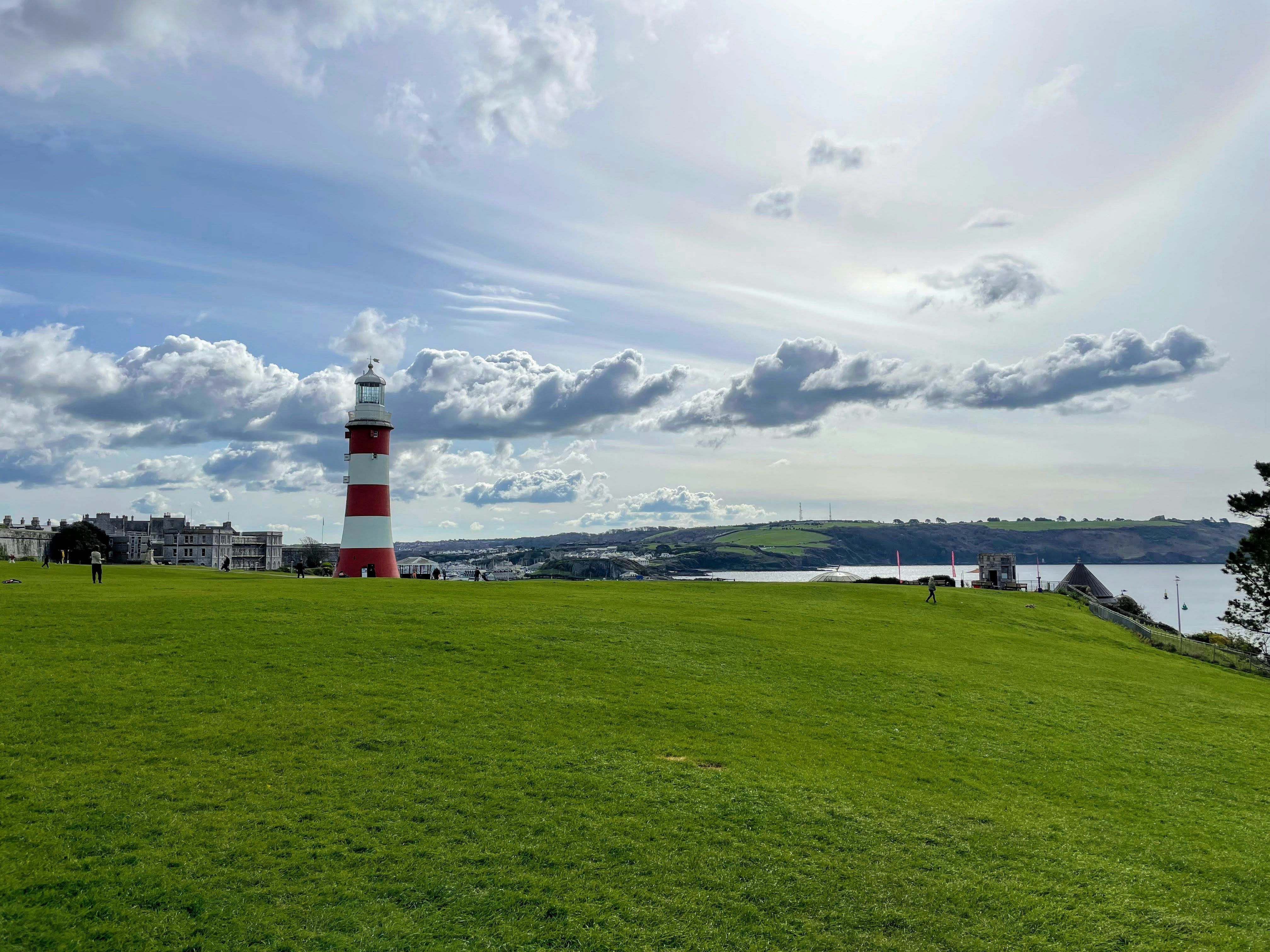 Faro Smeaton's Tower en Plymouth con vistas a la costa y praderas verdes