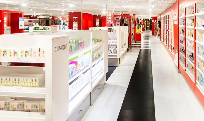 Tienda a bordo de un ferry con estanterías de productos, perfumes y artículos duty free durante la travesía.