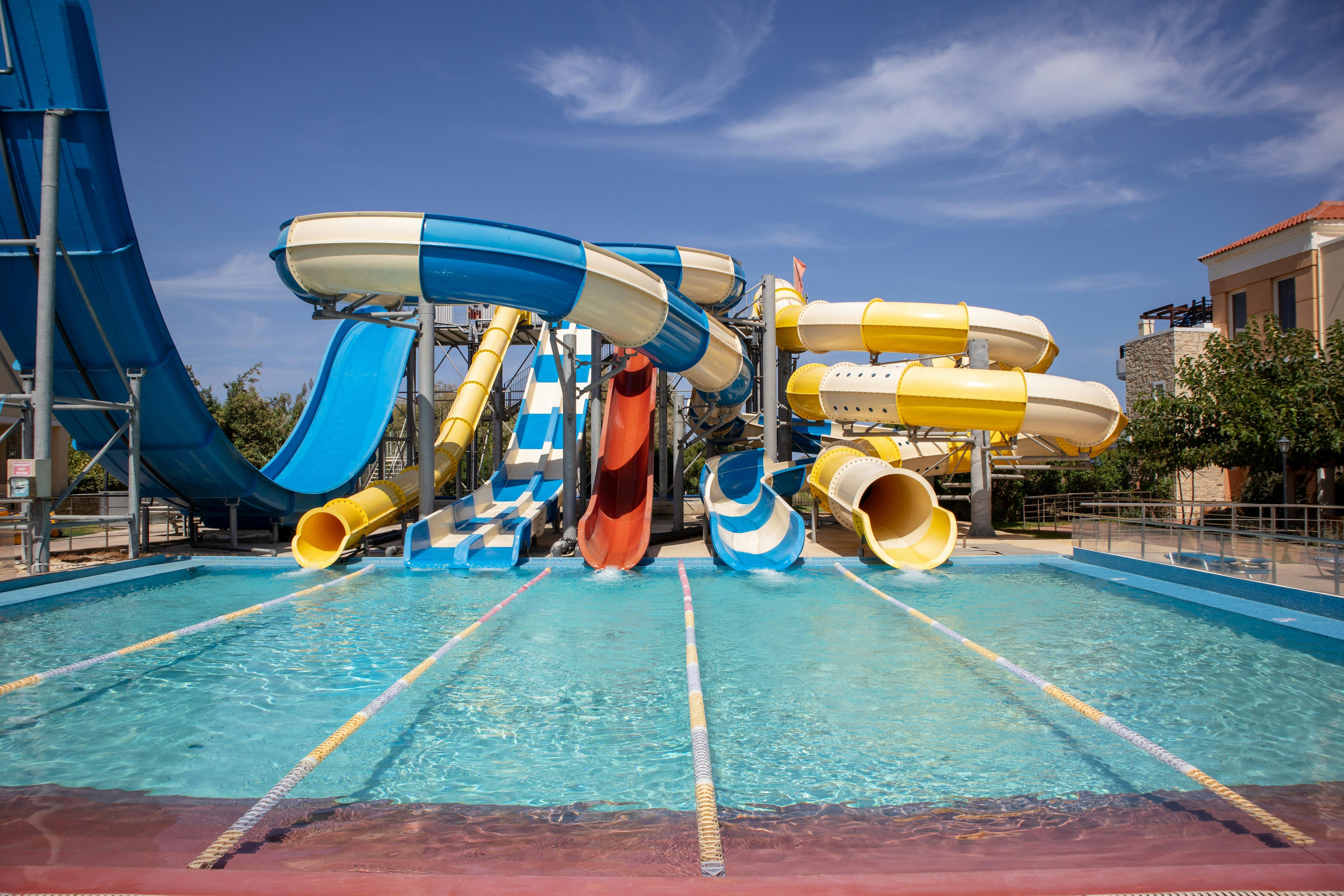 toboggans et piscine en parc aquatique