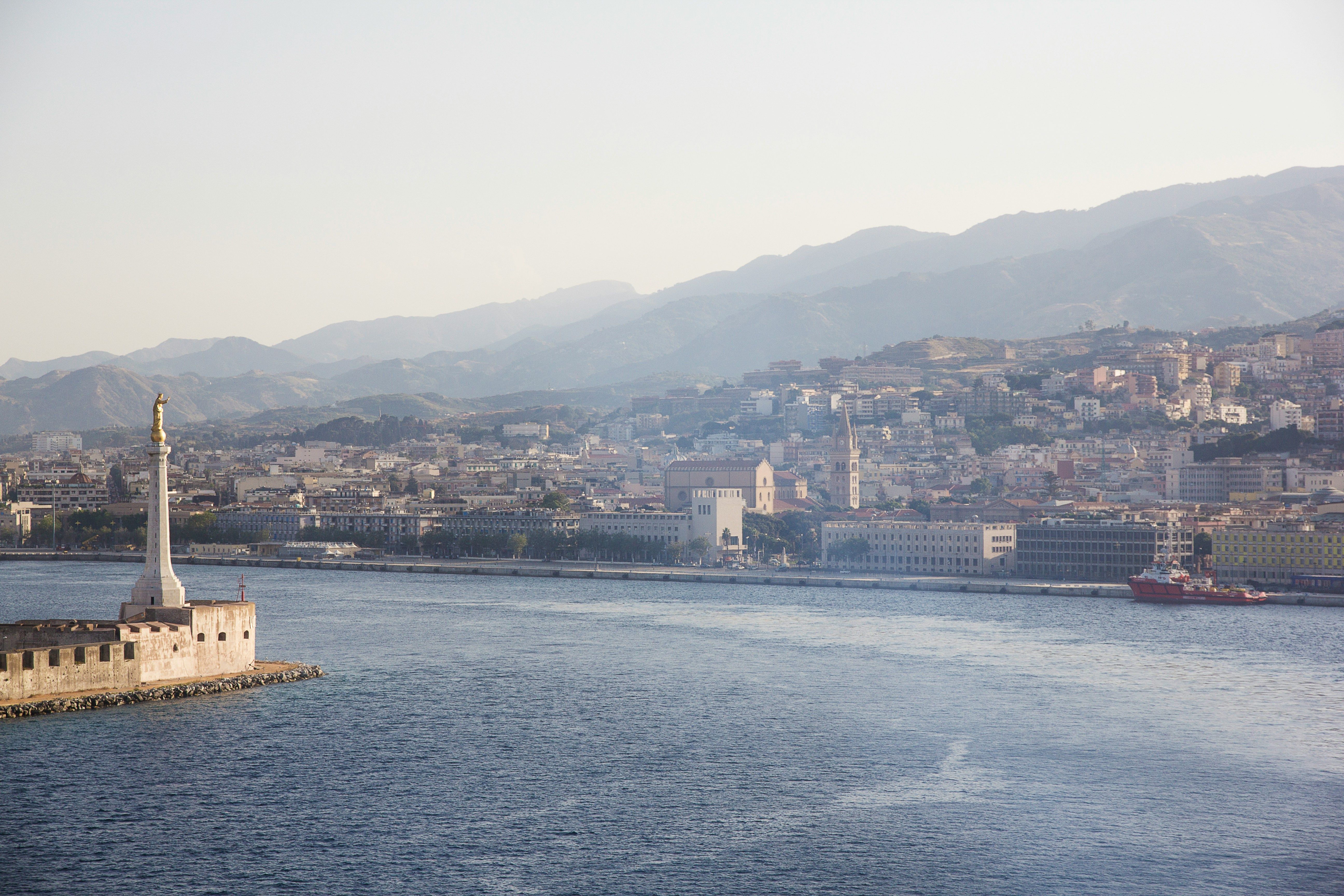 the city of Messina with mountains in the background