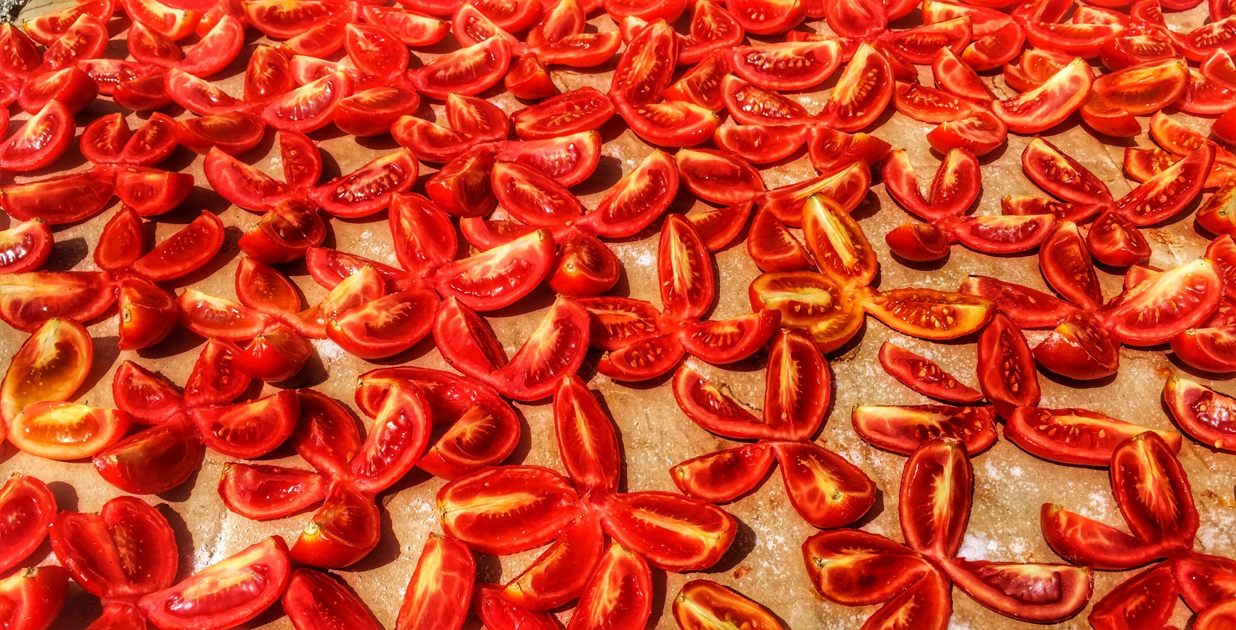 tomates rouges sechant au soleil
