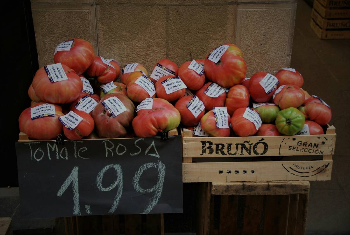 Tomates rosa en un mercado local de Mallorca, productos frescos de kilómetro 0 para un viaje sostenible