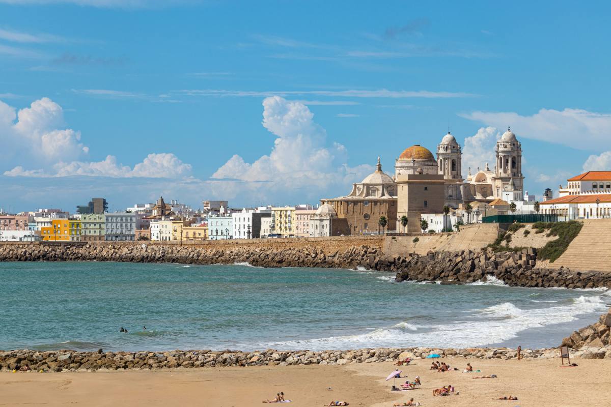 Playa de Cádiz con la catedral y el casco histórico al fondo