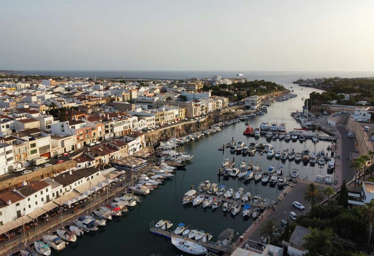Puerto de Ciutadella en Menorca con barcos amarrados y casco histórico al fondo