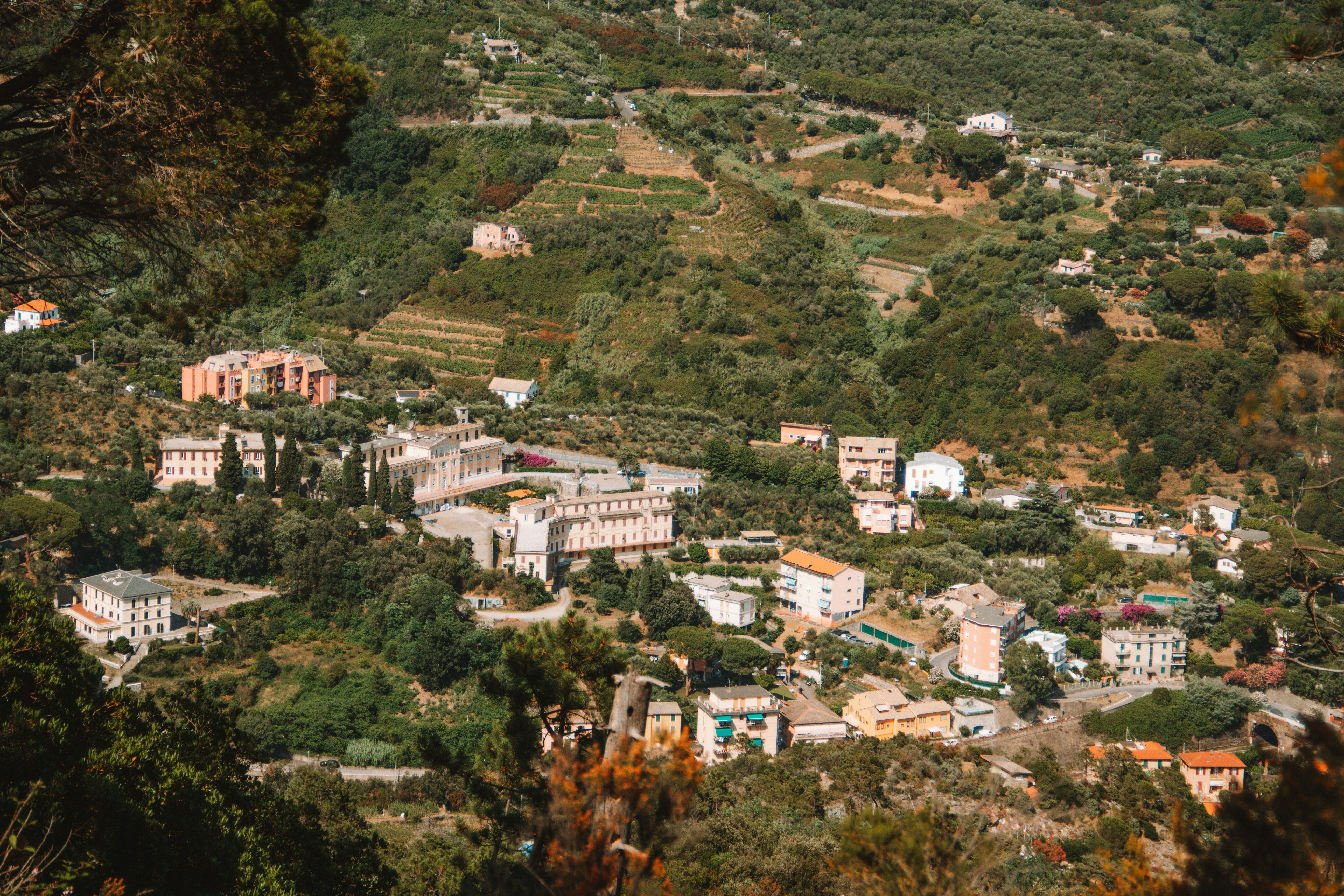 village dans une valee vue du haut