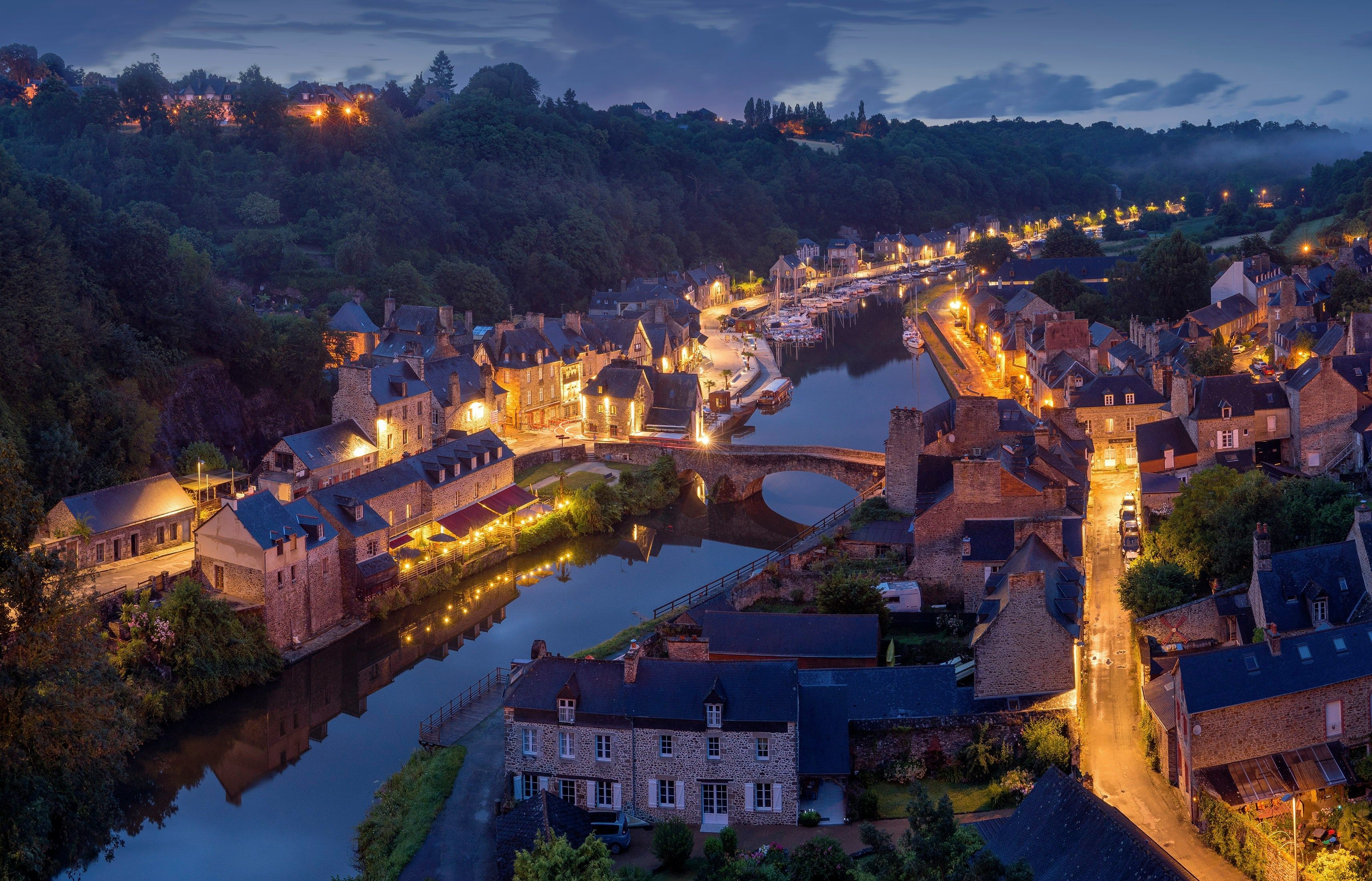 ville illuminee avec fleuve